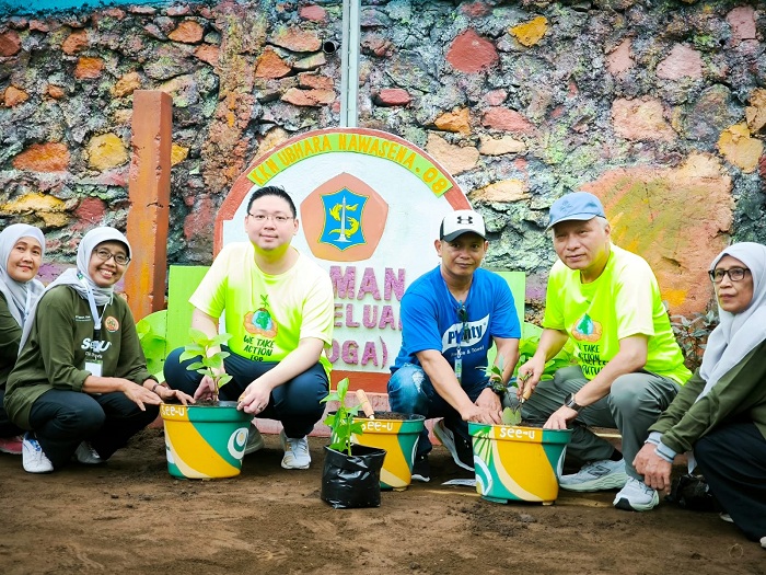 TANAMAN TOGA: Barli Leoponco (tiga dari kiri) menyerahkan secara simbolis bantuan tanaman toga di greenhouse tanaman toga Herbana, Poktan Sumber Makmur Rusun Warugunung Surabaya.