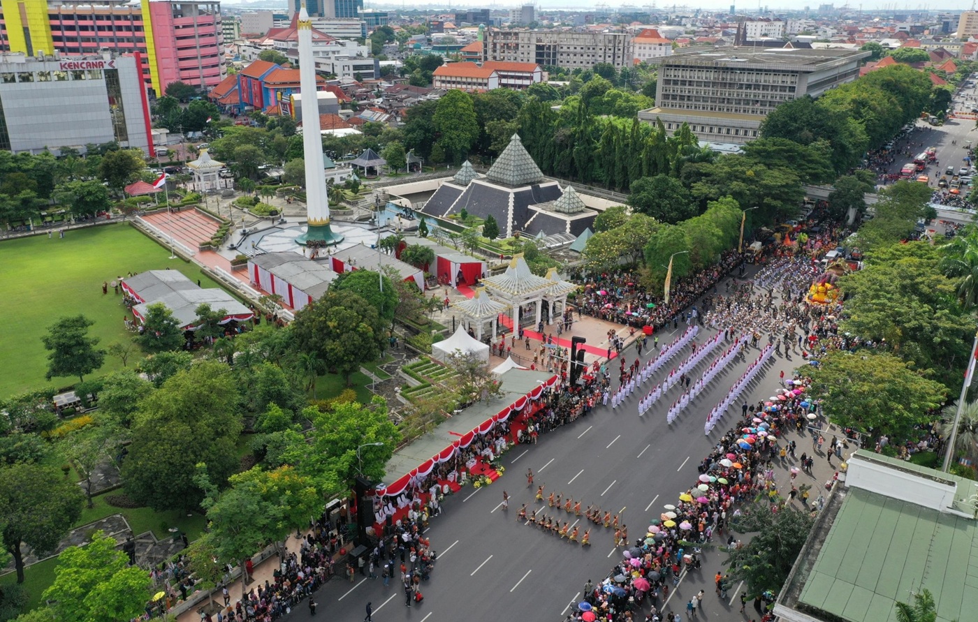 Kawasan Tugu Pahlawan menjadi titik awal keberangkatan Parade Surabaya Vaganza 2025.  Wisatawan asing nampak ikut menikmati Parade Surabaya Vaganza 2025.