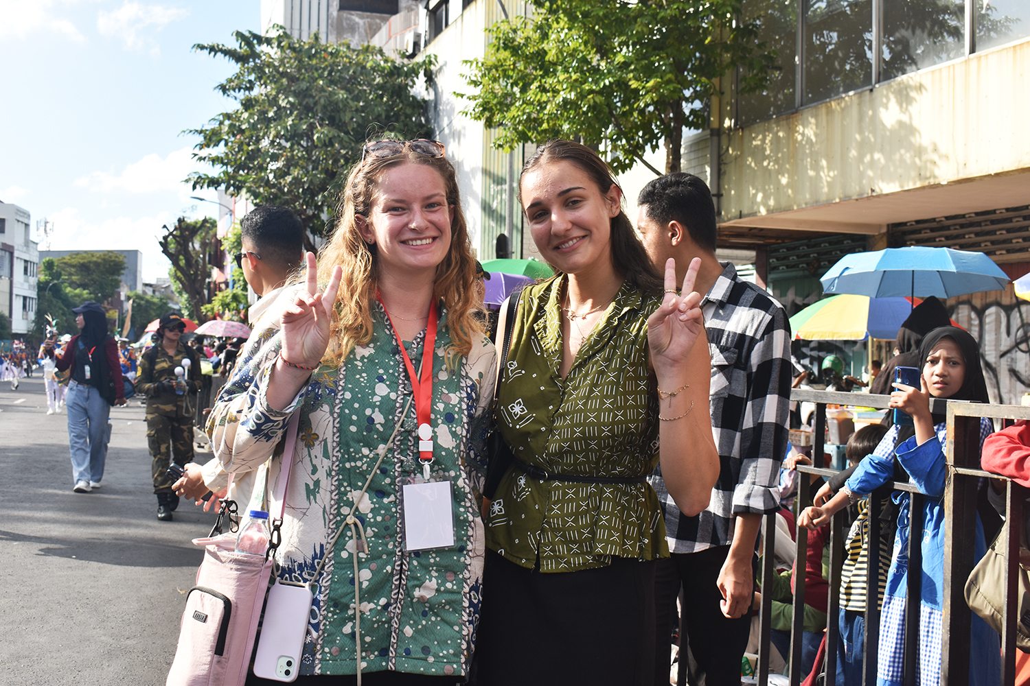 Wisatawan asing nampak ikut menikmati Parade Surabaya Vaganza 2025.