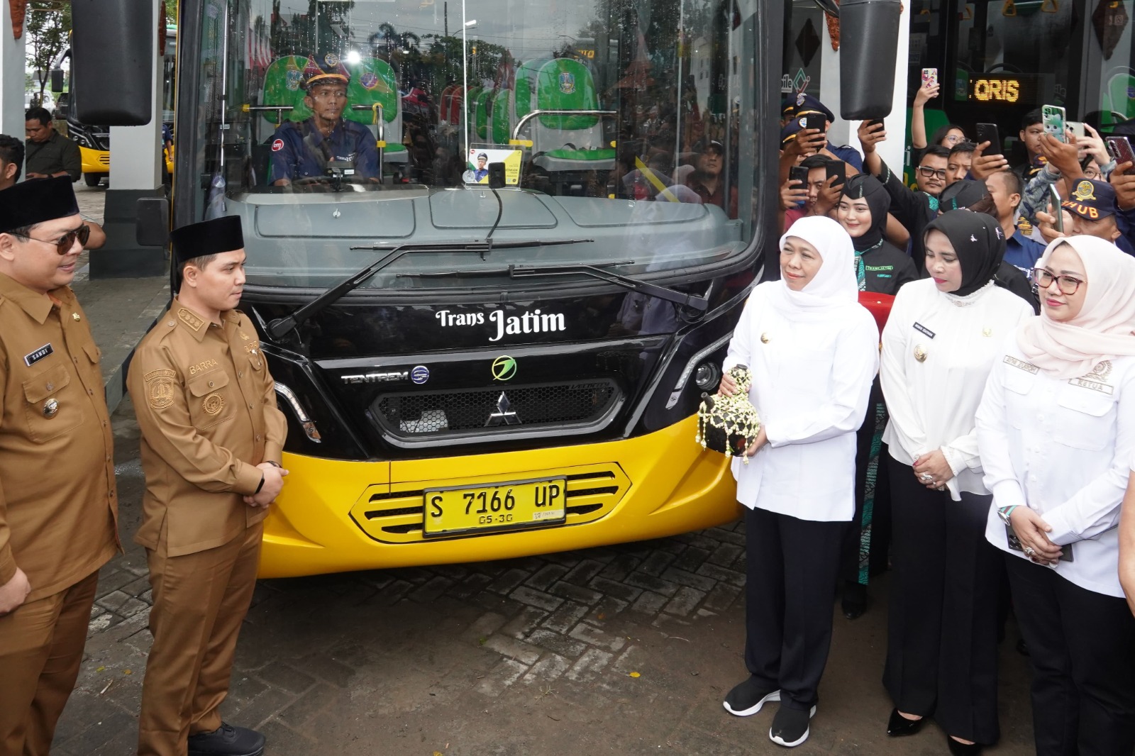 TRANSPORTASI: Gubernur Jawa Timur Khofifah Indar Parawansa saat meresmikan bus Trans Jatim.