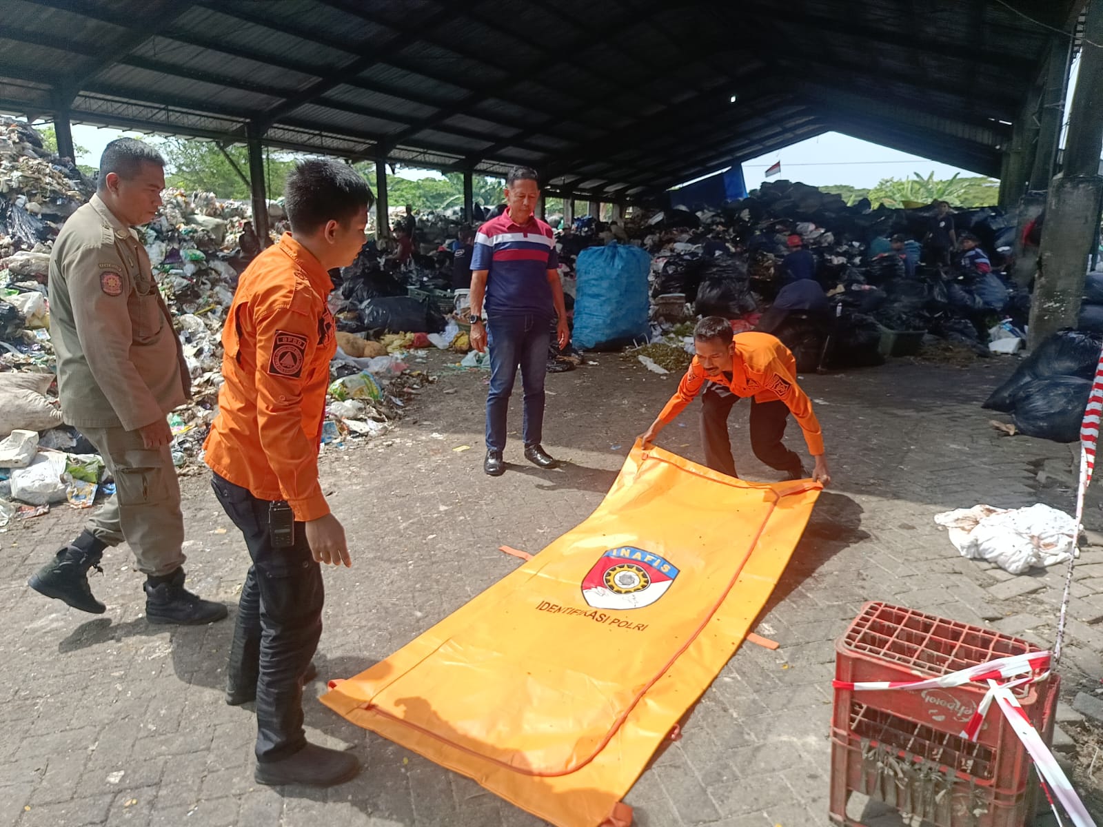 PENYELIDIKAN: Polisi masih menyelidiki pembuang mayat bagi di TPA Jalan Alas Malang, Sambikerep, Surabaya. (IST/RADAR SURABAYA)