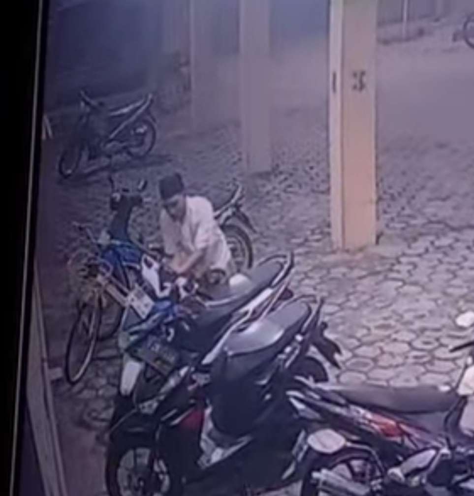 MERESAHKAN : Pelaku curanmor terekam CCTV memakai baju koko, berpeci dan sarung saat mencuri motor Honda Beat di parkiran masjid Jalan Medokan Semampir, Sukolilo Surabaya. (IST/RADAR SURABAYA)