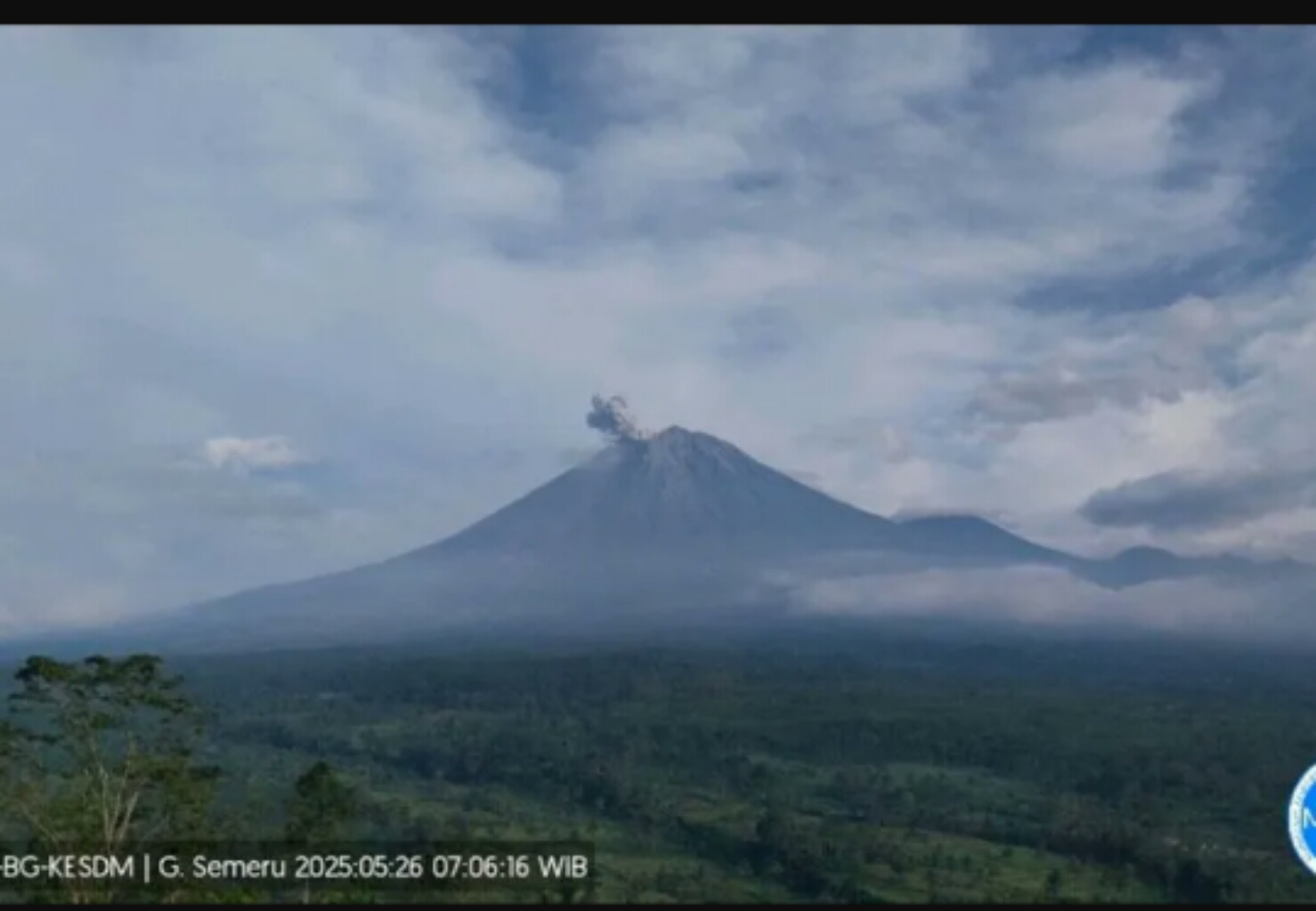 Tangkapan layar erupsi Gunung Semeru di Lumajang. (IST)
