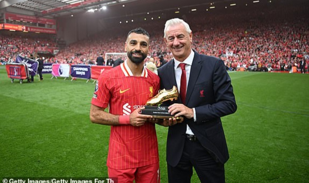 Mohamed Salah menjadi top skor di Liga Primer Inggris dan menerima trofi dari legenda Liverpool, Ian Rush.