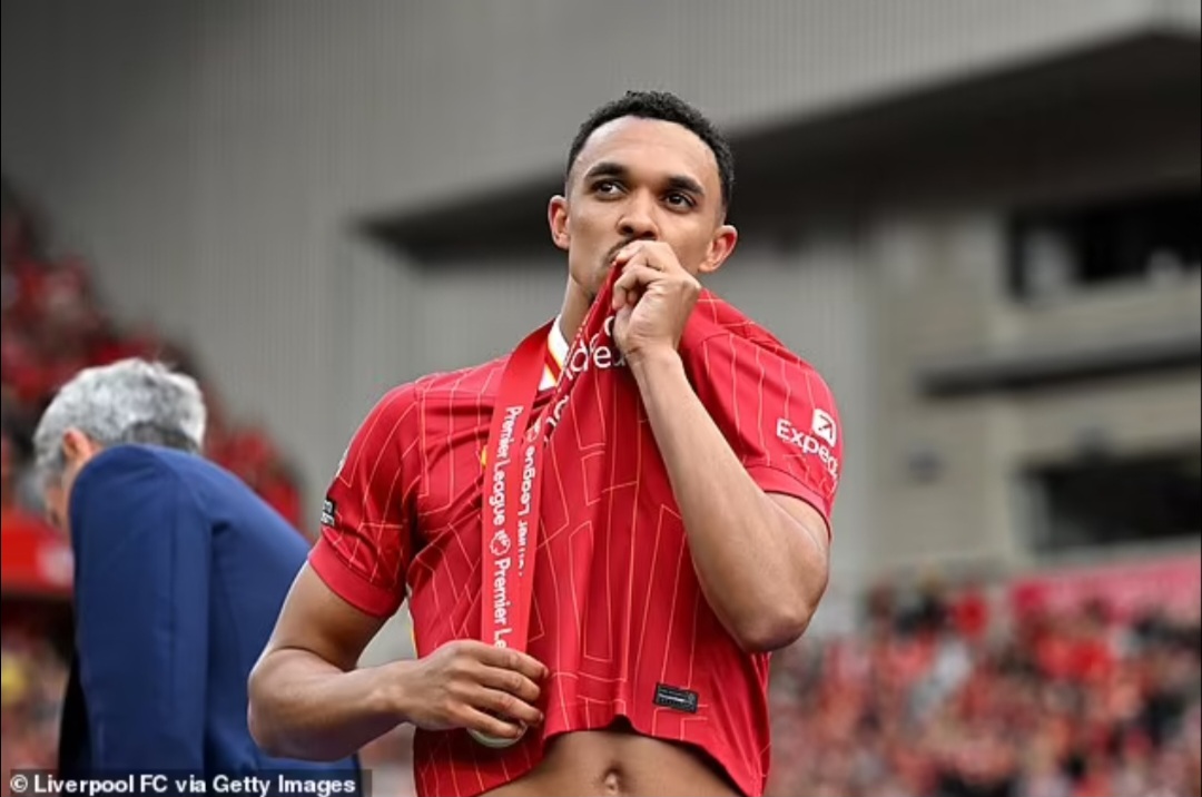 Bintang Inggris berusia 26 tahun itu mencium logo Liverpool FC pada hari yang disebutnya sebagai