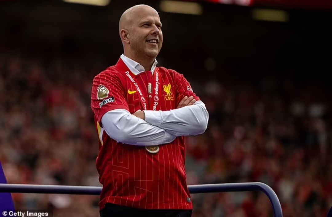 Arne Slot terpilih sebagai manajer Terbaik Liga Primer Inggris versi Sport Mole Readers Award.
