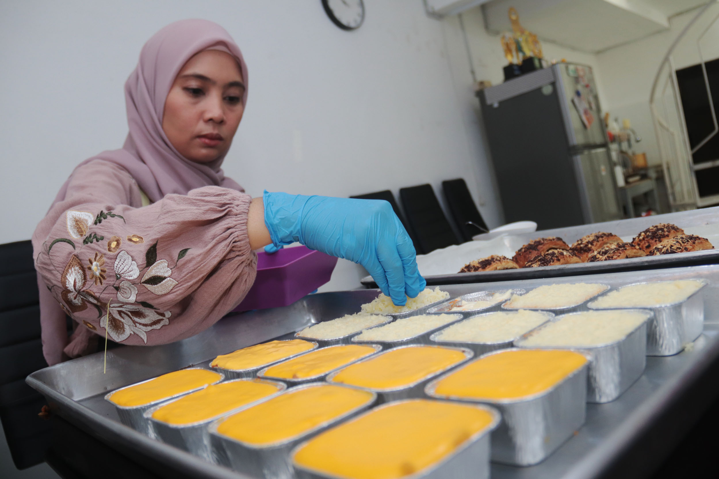 HOMEMADE: Dias Istiana ketika menyiapkan kue khas Italia cita rasa nusantara pesanan pelanggan yang dibuat fresh, karena tidak menggunakan bahan pengawet, di rumahnya kawasan Manyar, Surabaya.