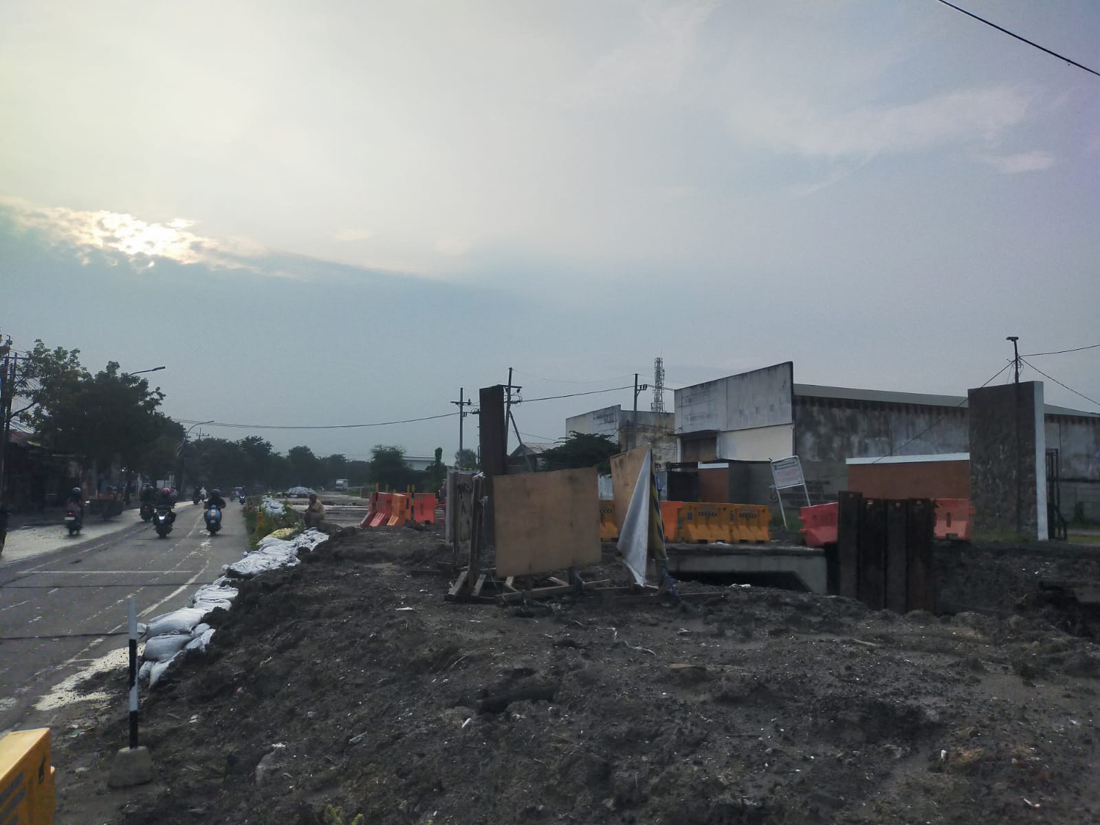 Pembangunan box culvert di kawasan Surabaya Barat. (IST)