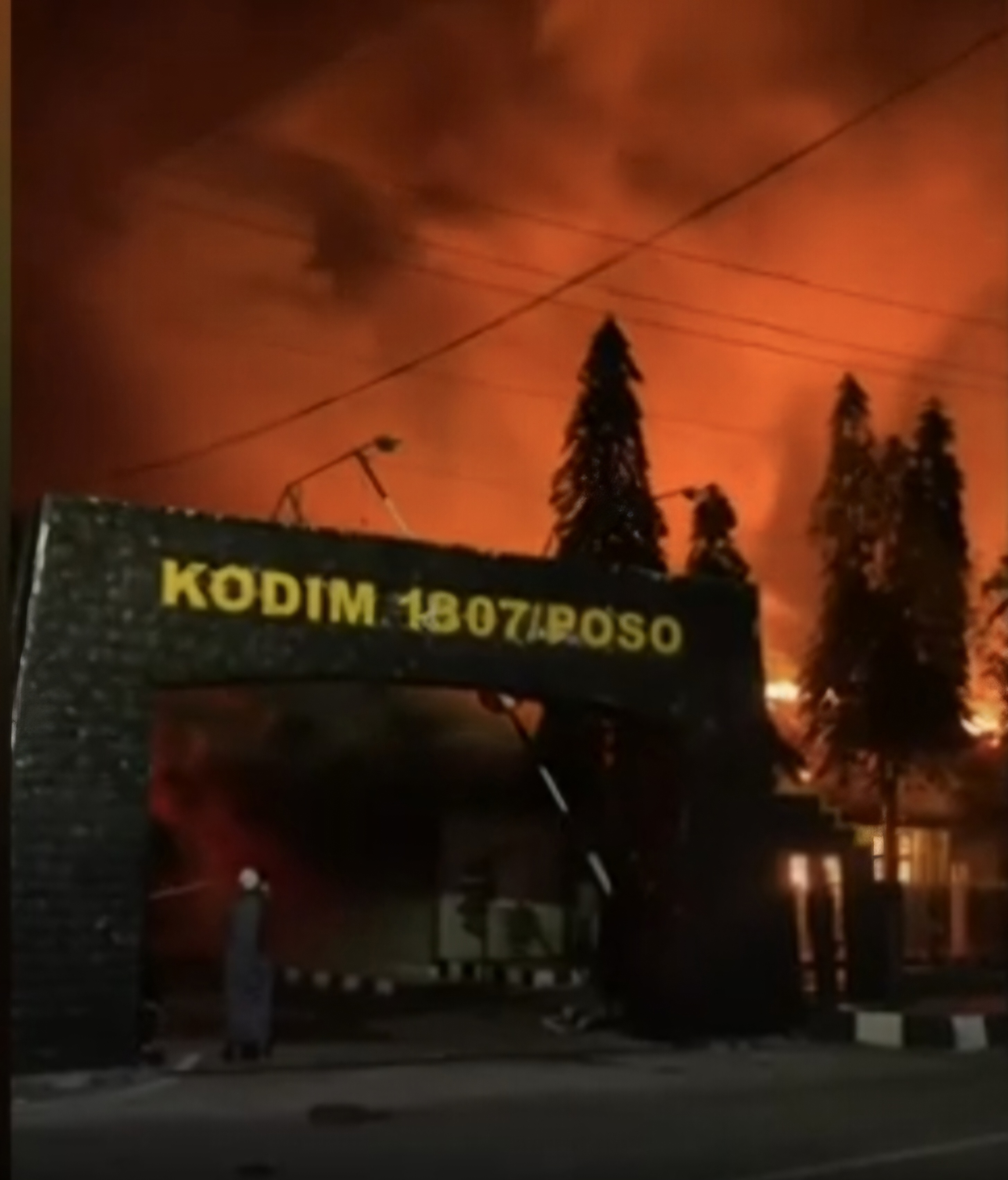 MENYALA : Kebakaran di Markas Kodim 1307 Poso, Sulawesi Tengah, menggegerkan warga setempat. (IST/RADAR SURABAYA)