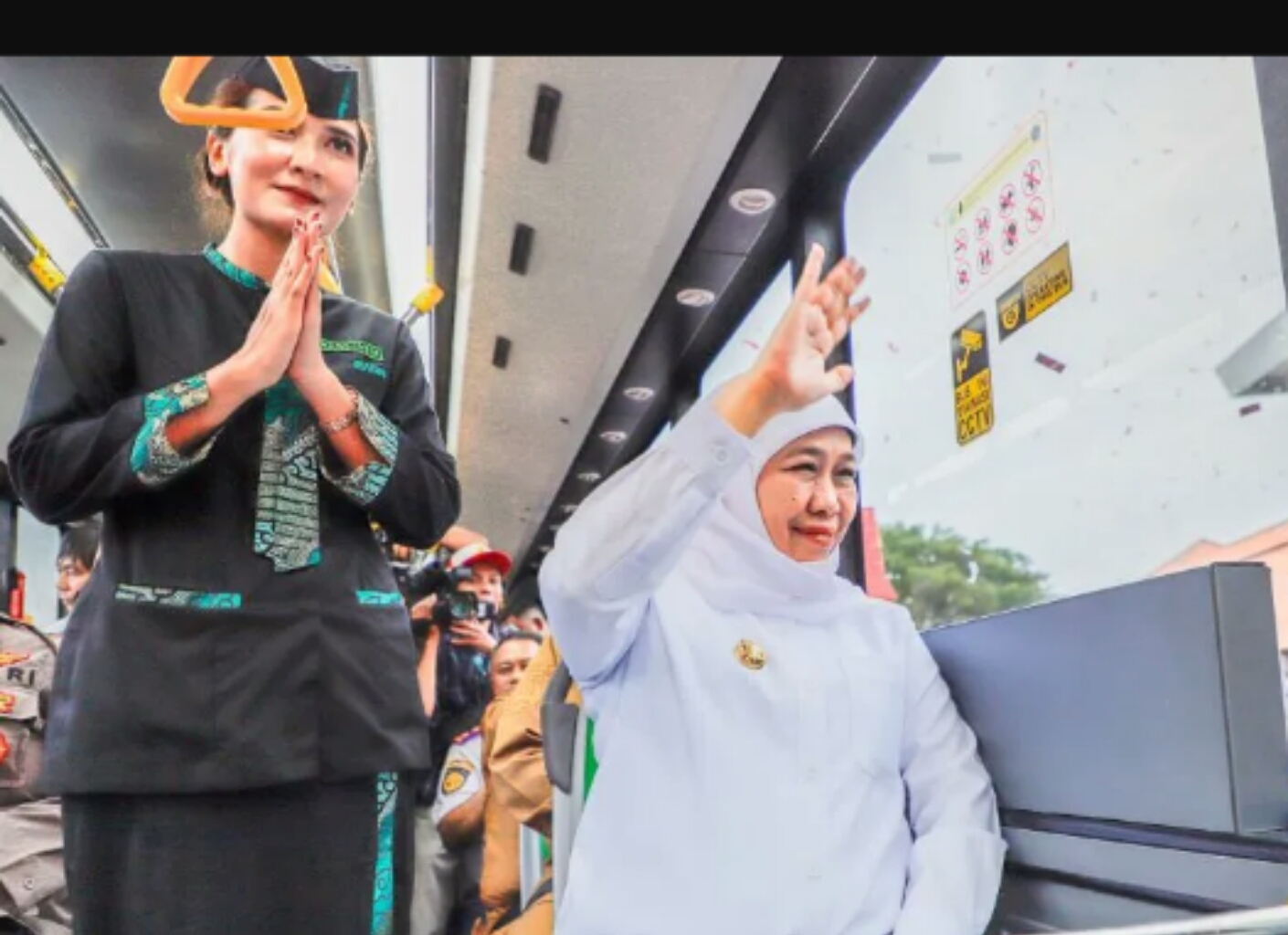 Gubernur Jawa Timur Khofifah Indar Parawansa  meresmikan bus Trans Jatim rute Mojokerto - Sidoarjo. (IST)