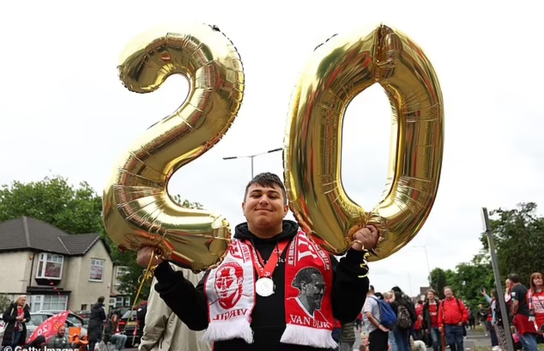 Para penggemar datang dari seluruh Inggrus untuk merayakan gelar ke-20 klub di liga utama