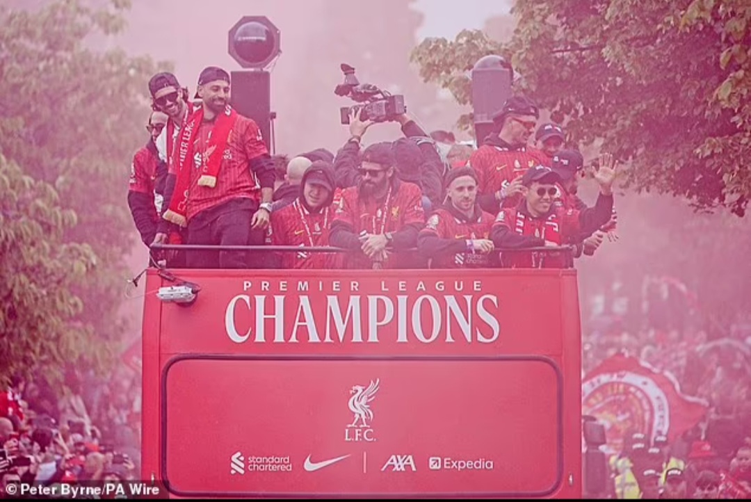 The Reds berangkat tepat setelah pukul 2 siang saat mereka disambut oleh para pendukung di kota tersebut.