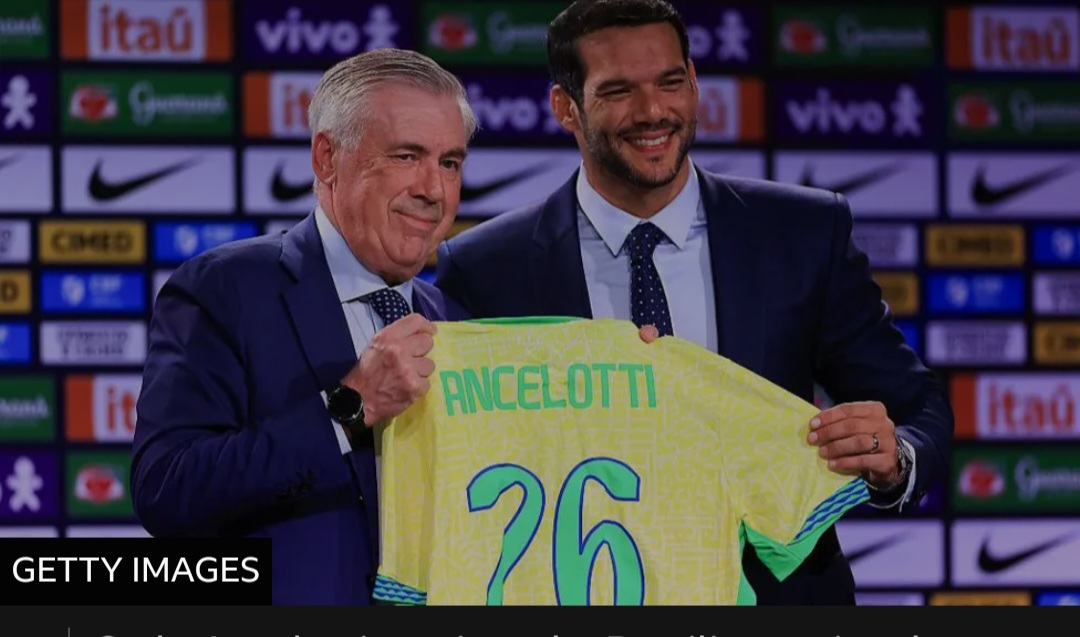 Carlo Ancelotti menerima kaus tim nasional Brasil dari Samir Xaud, presiden Konfederasi Sepak Bola Brasil (CBF).