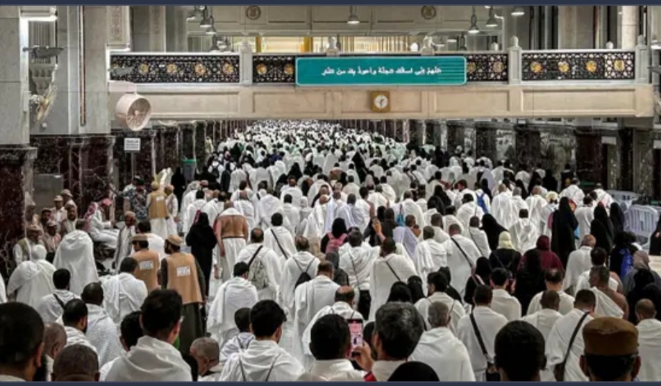 Jemaah berjalan di antara bukit Marwa dan Safa di Masjidil Haram di kota suci Mekkah, Arab Saudi, pada musim haji 2024.
