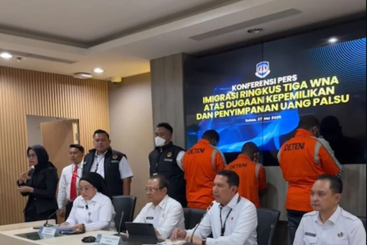 SINDIKAT : Tiga WNA Diamankan Kantor Imigrasi Kelas I Khusus Non TPI Jakarta Barat. Imigrasi temukan uang palsu USD 2.500. (ANTARA/RADAR SURABAYA)