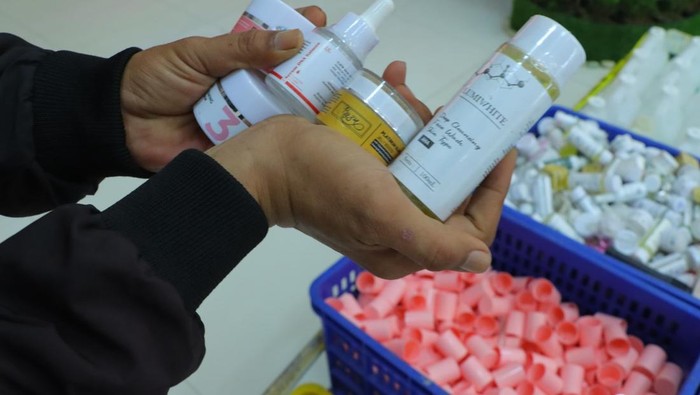 Produk skincare palsu yang dibuat di kawasan Babelan, Kabupaten Bekasi, Jawa Barat.