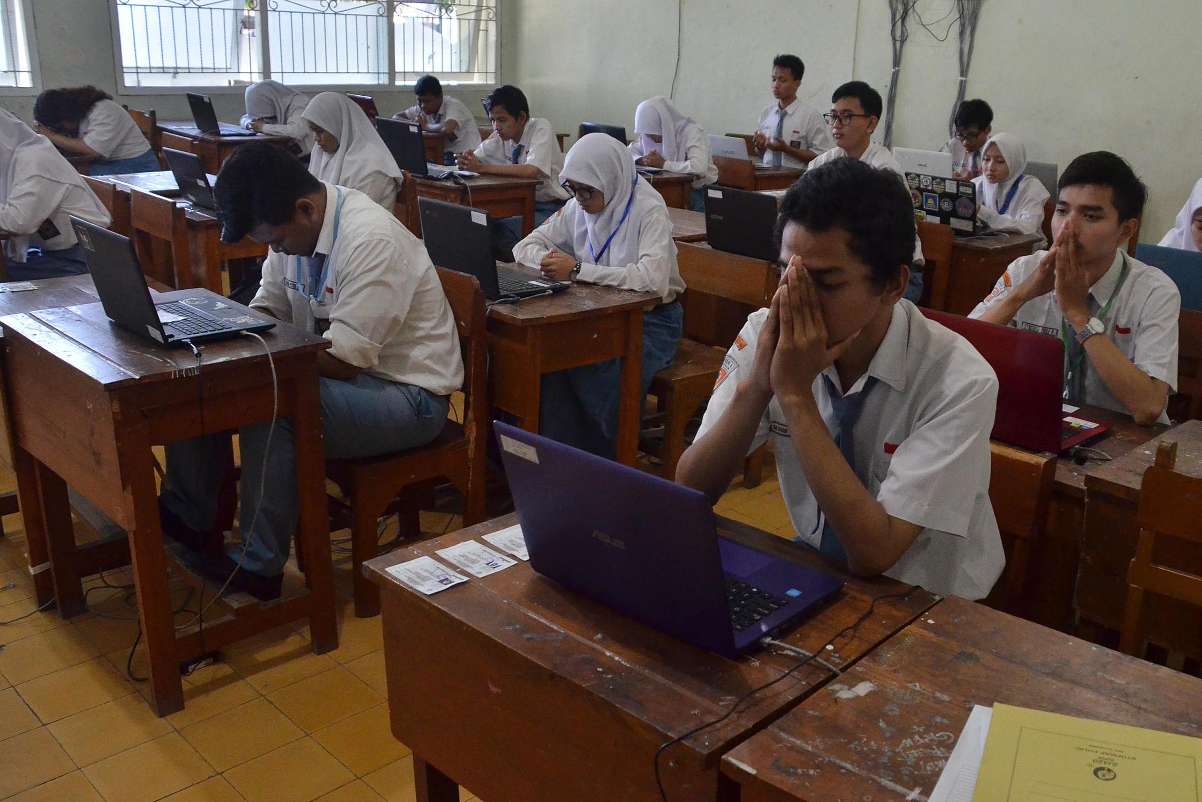 Ilustrasi kegiatan belajar siswa SMA.