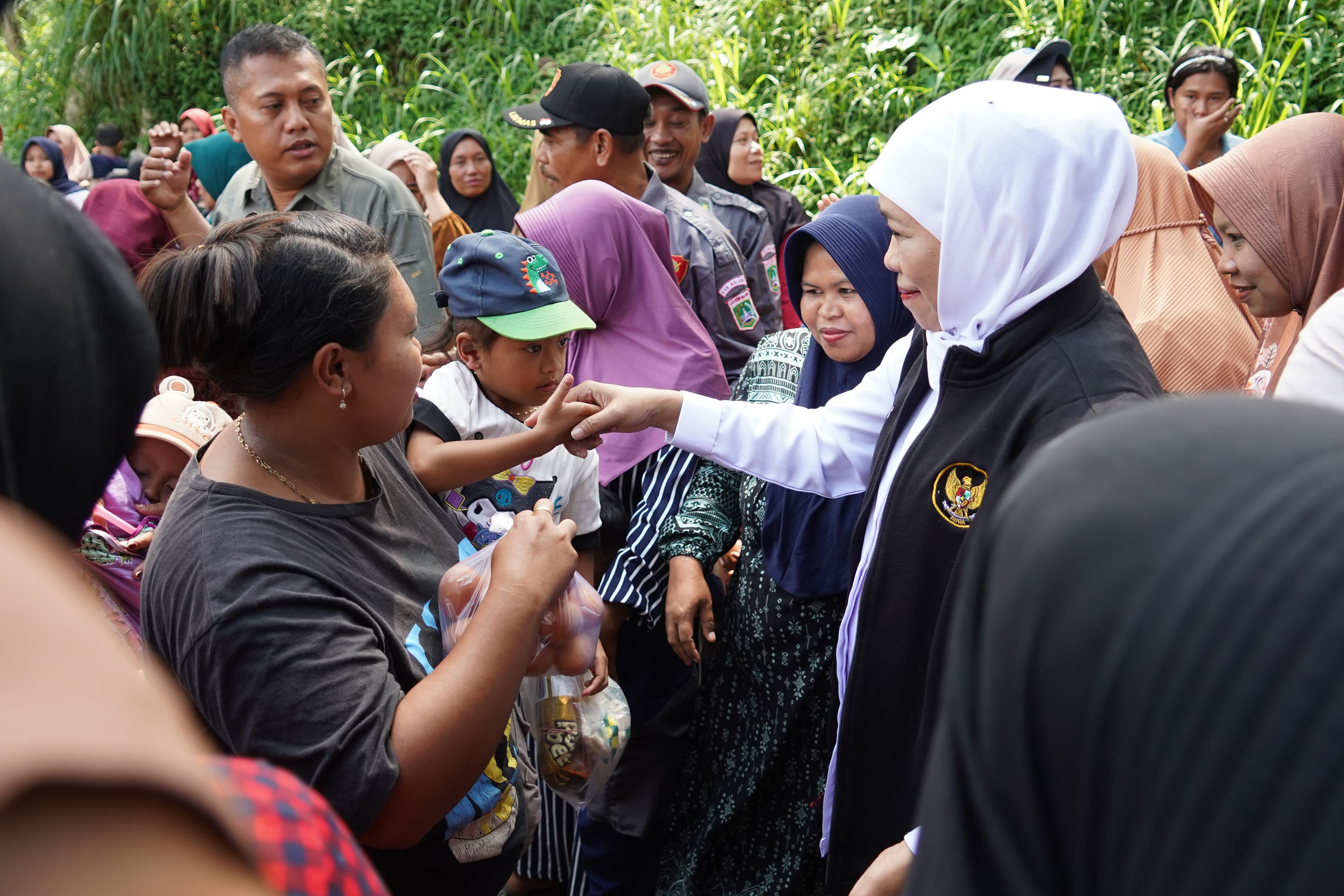 TERJUN KE LAPANGAN: Gubernur Jatim Khofifah Indar Parawansa bertemu dengan masyarakat.