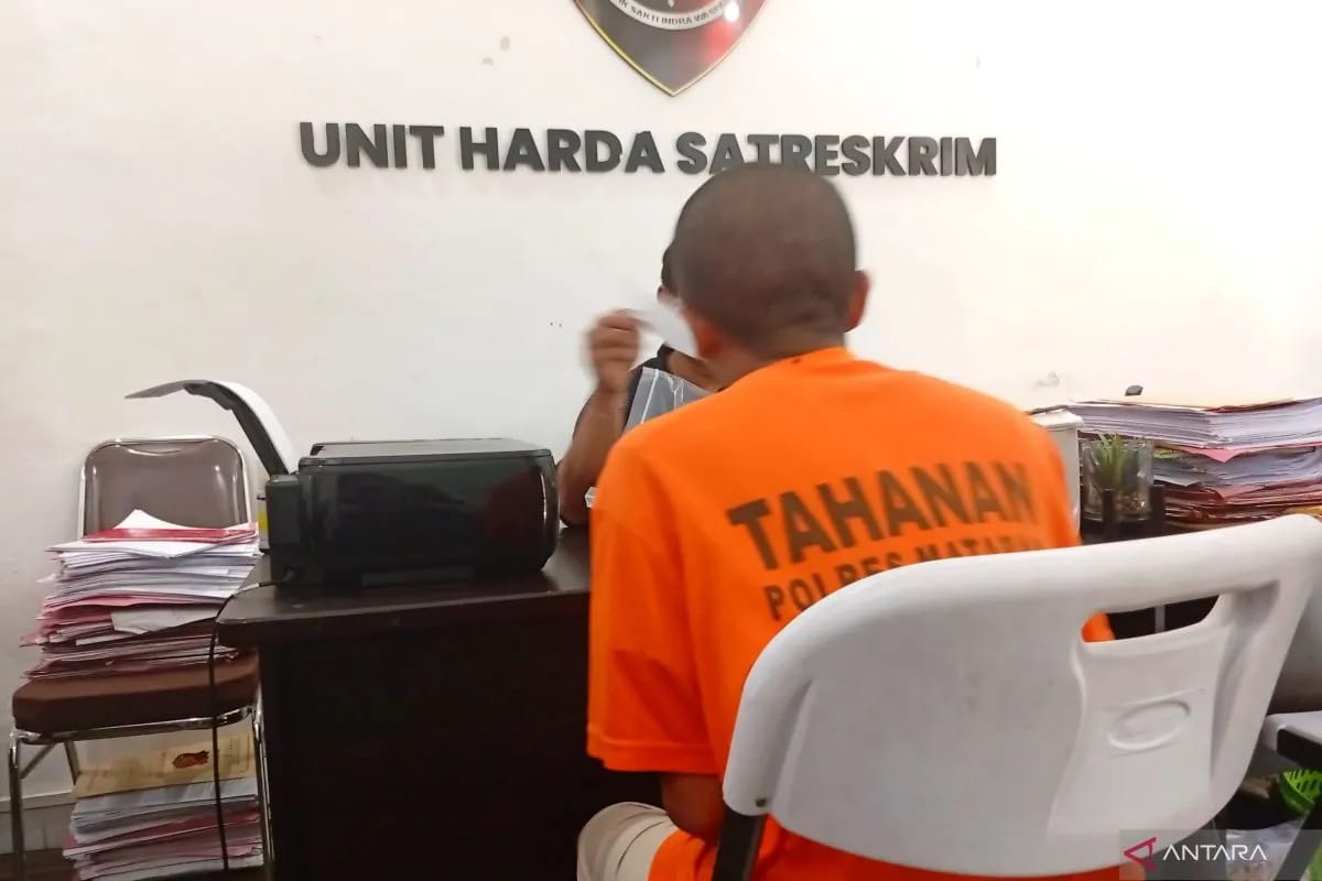 DITANGKAP : Fotografer gadungan ditangkap Polresta Mataram usai menjual kamera yang disewanya. (ANTARA/RADAR SURABAYA)