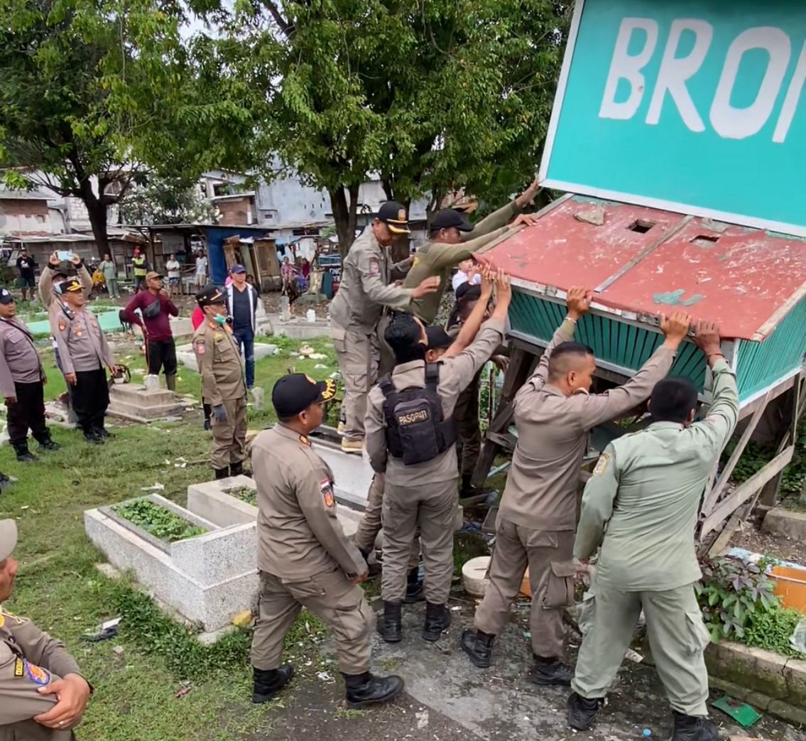 BAHU MEMBAHU : Tiga pilar Simokerto saat membongkar dua bekupon di kompleks Makam Rangkah, Surabaya. (IST/RADAR SURABAYA)