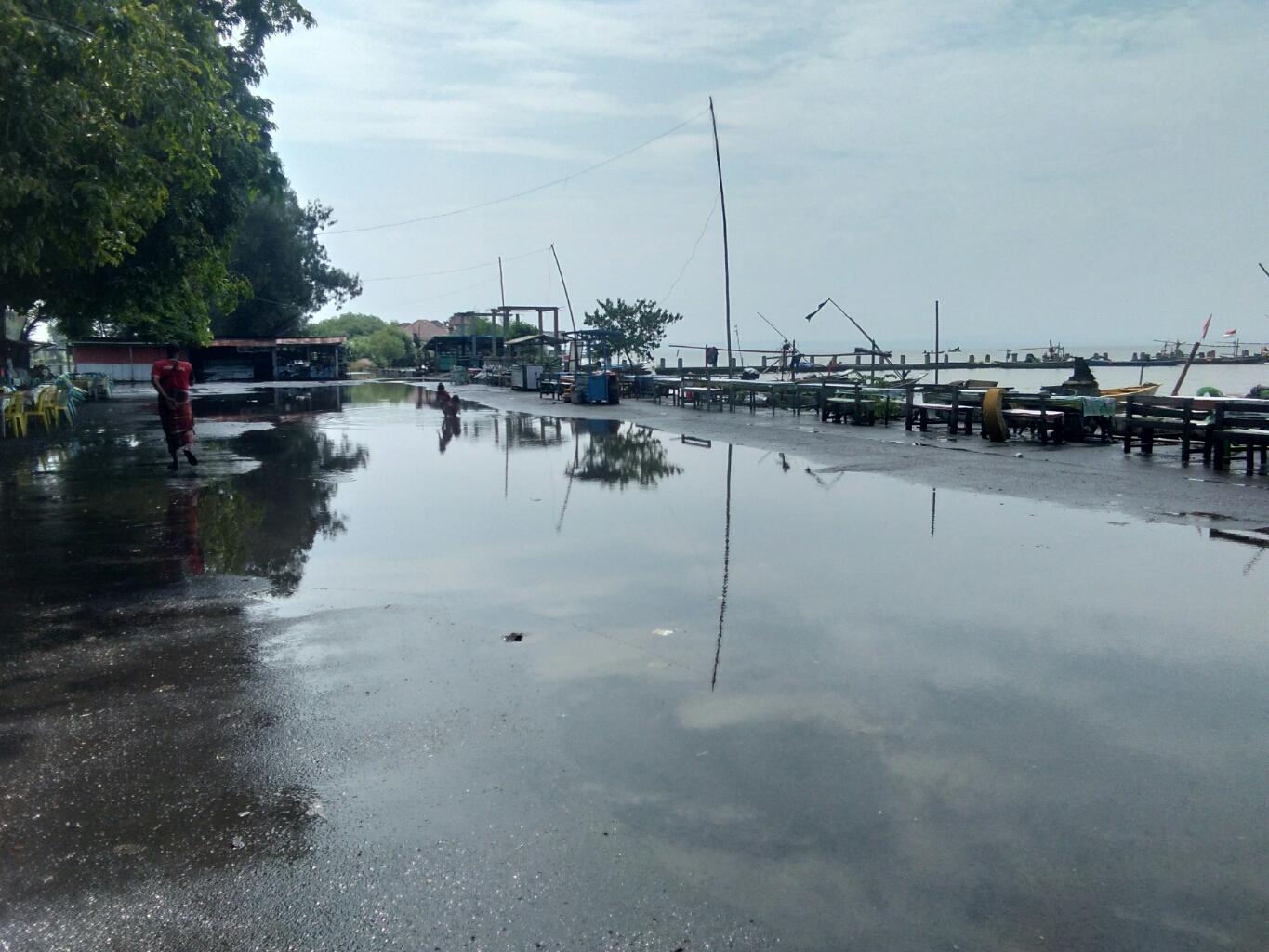 Kawasan Pantai Ria Kenjeran Surabaya terendam banjir rob. (LAMBERTUS HUREK/RADAR SURABAYA)