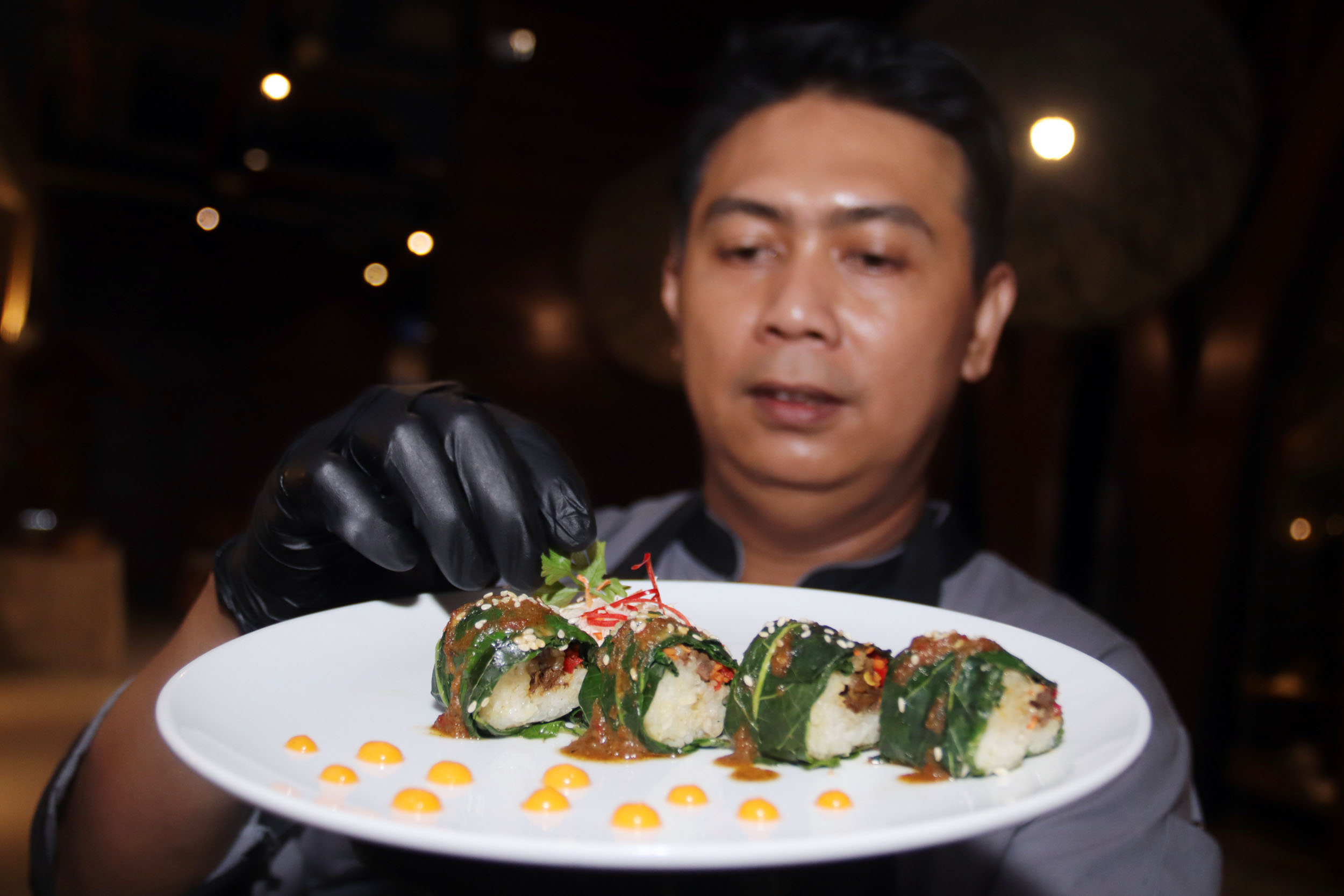 SUSHI RENDANG: Sous Chef Midtown Hotel Surabaya, Hari Kurniawan menunjukkan sushi yang dipadukan dengan rendang kreasinya, dengan cita rasa khas Nusantara.