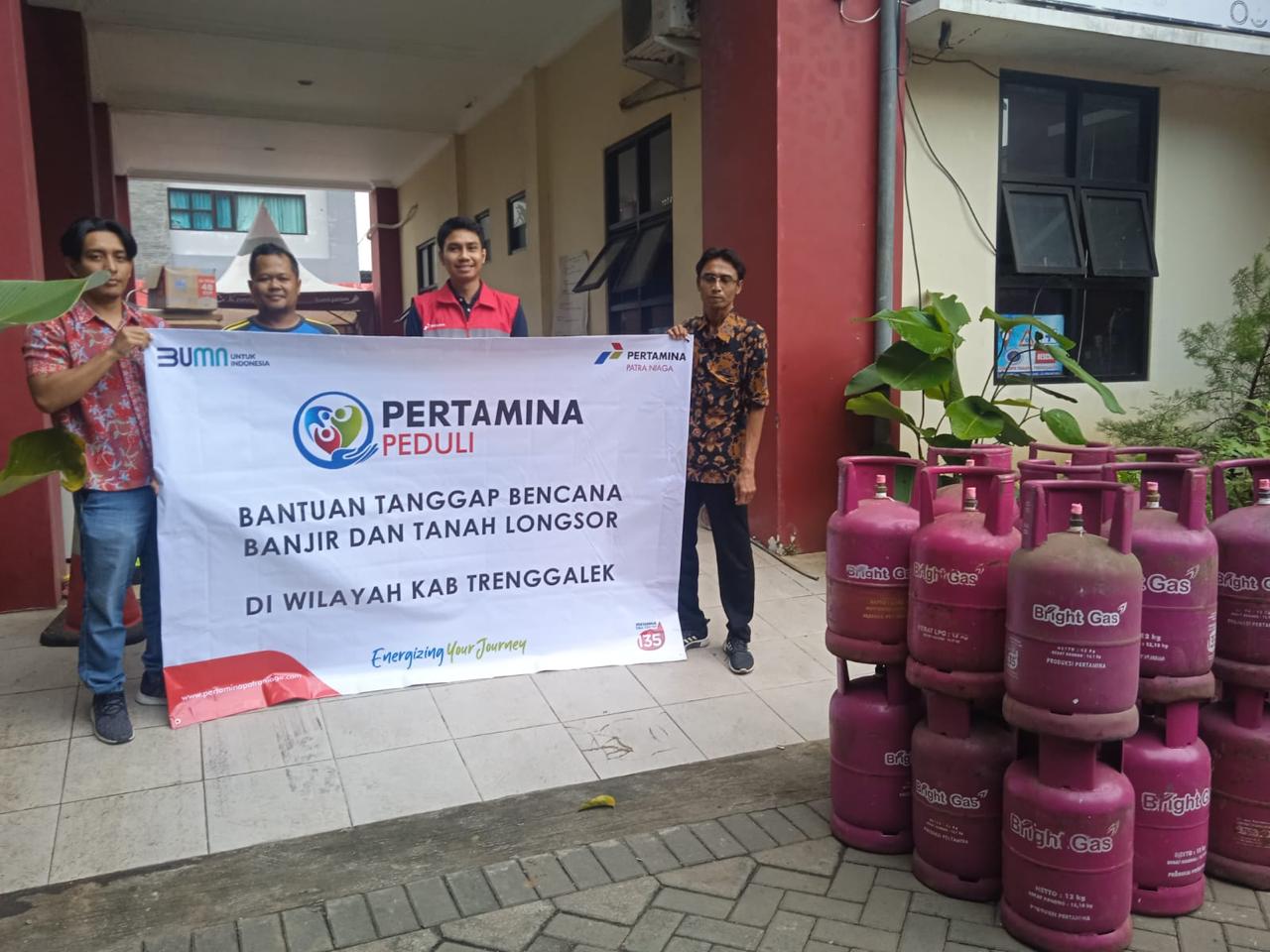 Puluhan tabung Bright Gas disalurkan Pertamina Patra Niaga Regional Jatimbalinus kepada dapur umum korban bencana alam banjir dan longsor di Kabupaten Trenggalek.