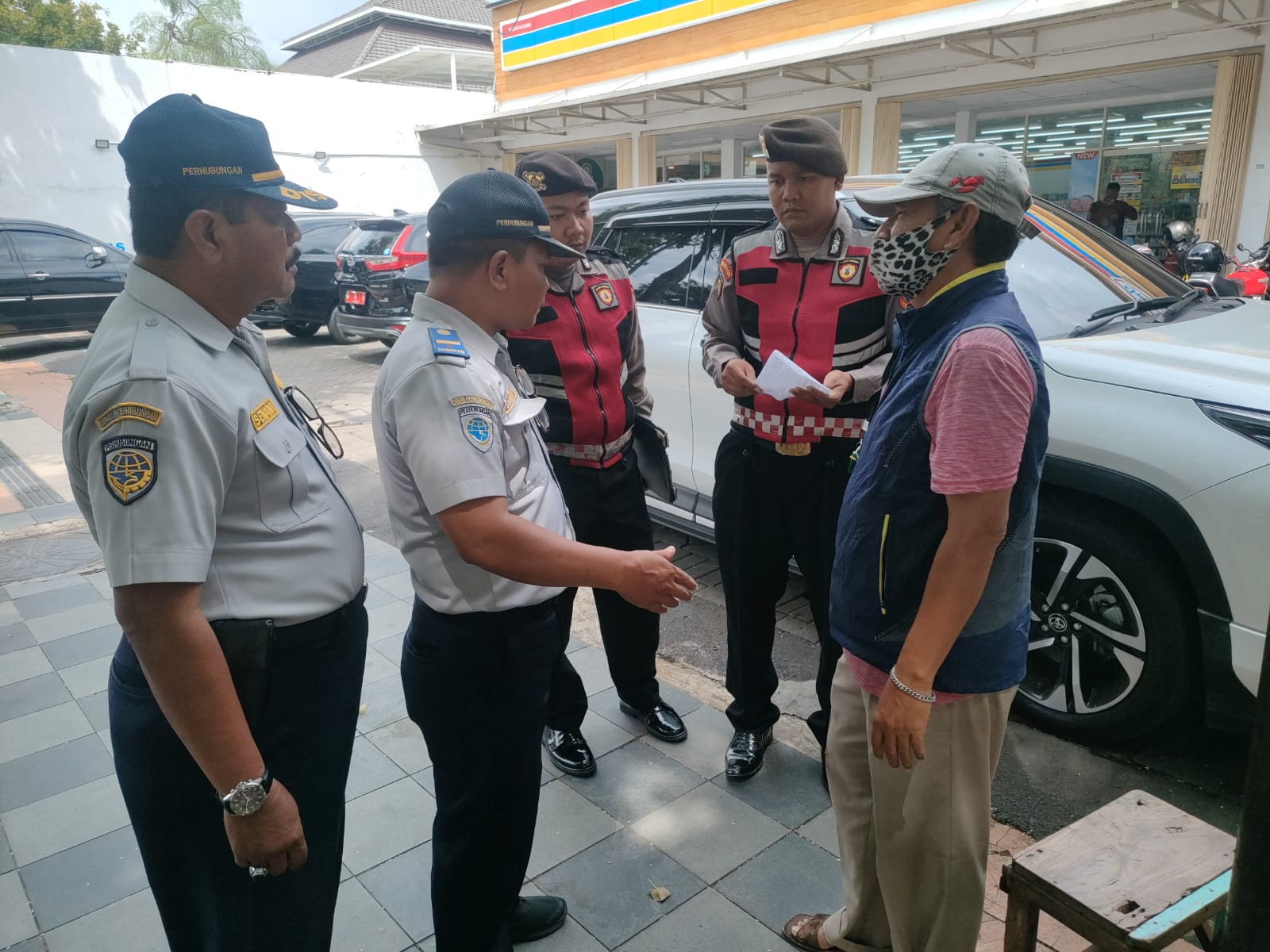 Tim gabungan dari personel dari Dishub Surabaya dan instansi terkait saat melakukan penertiban jukir liar.
