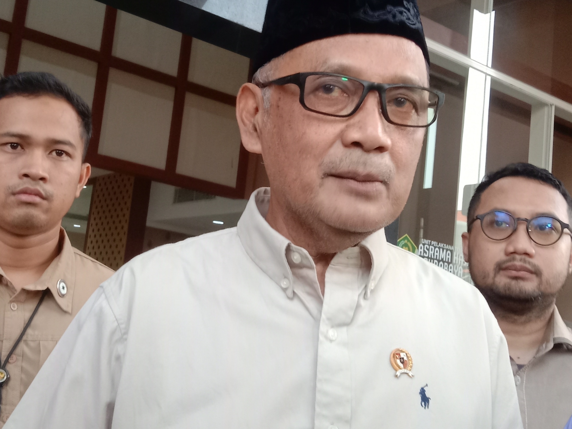Kepala BP Haji, Mochammad Irfan Yusuf saat meninjau jemaah di Asrama Haji Embarkasi Surabaya, Rabu (28/5).