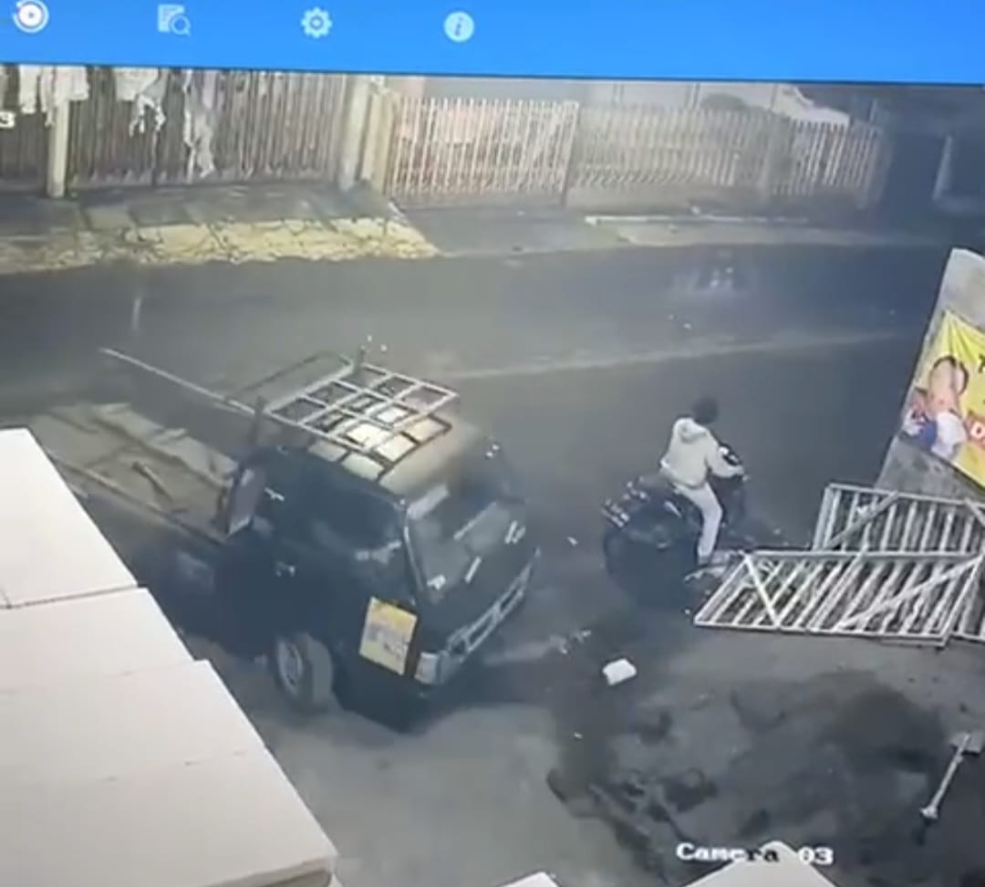 HILANG : Pelaku terekam CCTV saat mencuri mobil pikap L 300 di Jalan Pucang Sewu, Surabaya, Kamis (29/5). (M MAHRUS/RADAR SURABAYA )