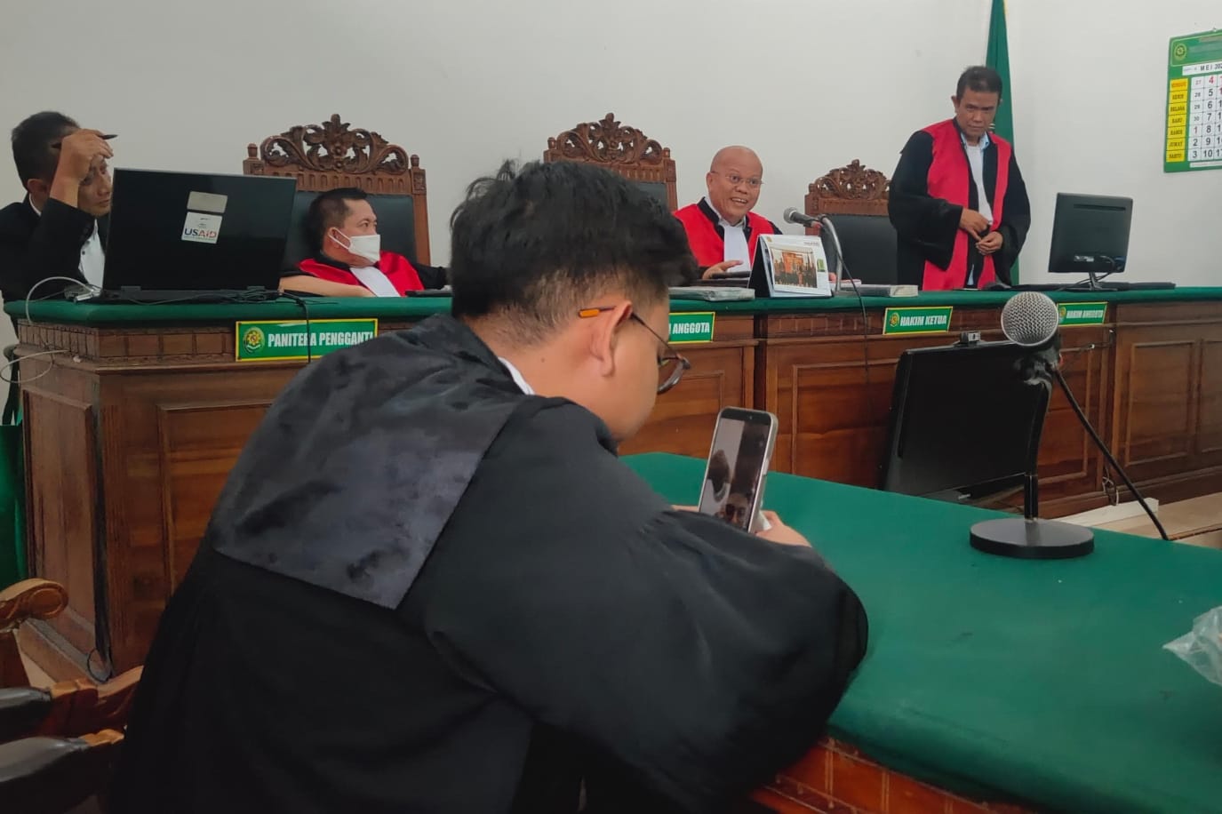 ONLINE : Sani Candradi saat menjalani sidang secara online di PN Surabaya. Terdakwa merekam model gunakan kamera tersembunyi dan video kemudian dijual. (SURYANTO/RADAR SURABAYA)