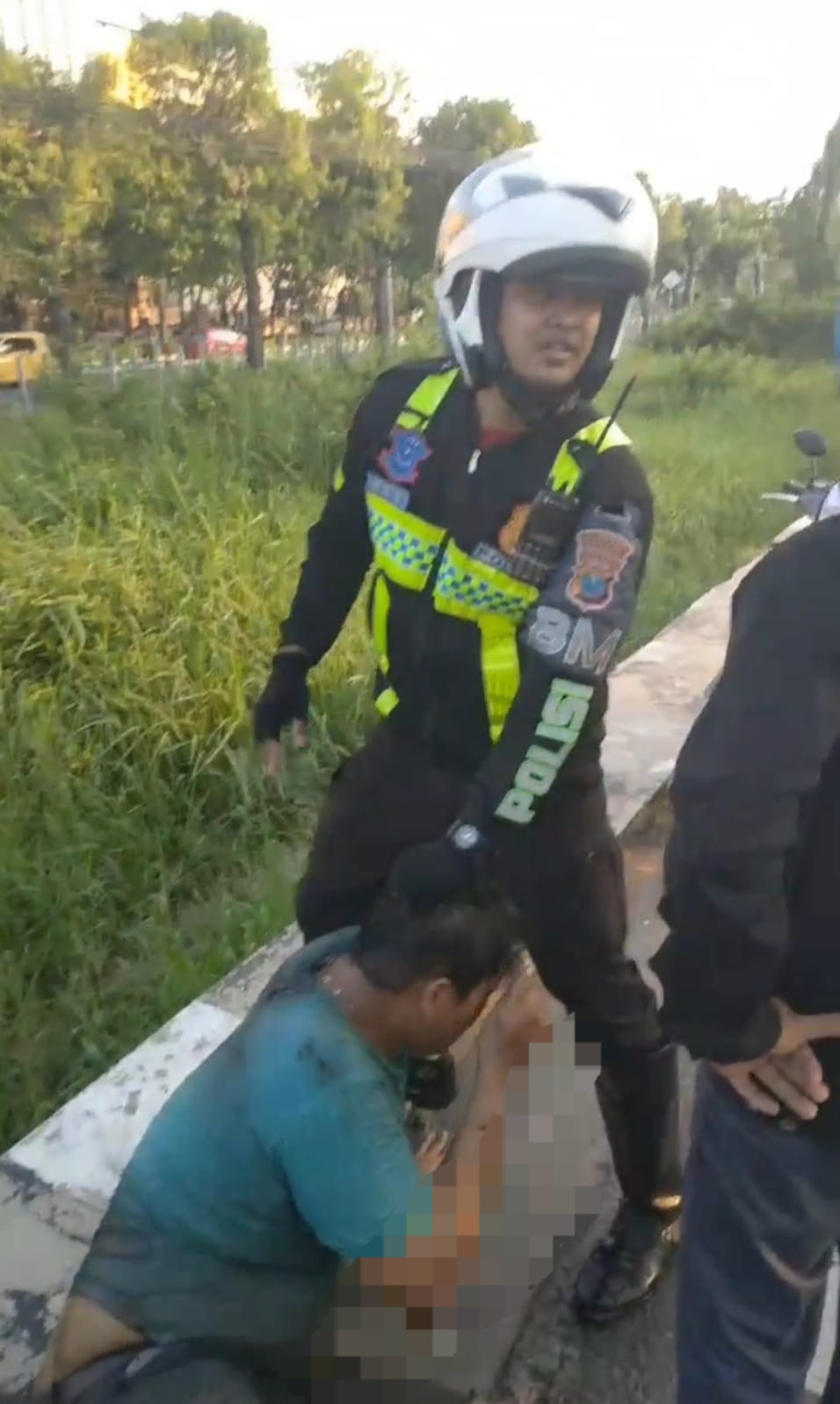DIAMANKAN : Pelaku curanmor dihajar massa di depan RSAL Jalan Ahmad Yani, Surabaya, Kamis (29/5) pagi. Ngaku warga Madura. (IST/RADAR SURABAYA)