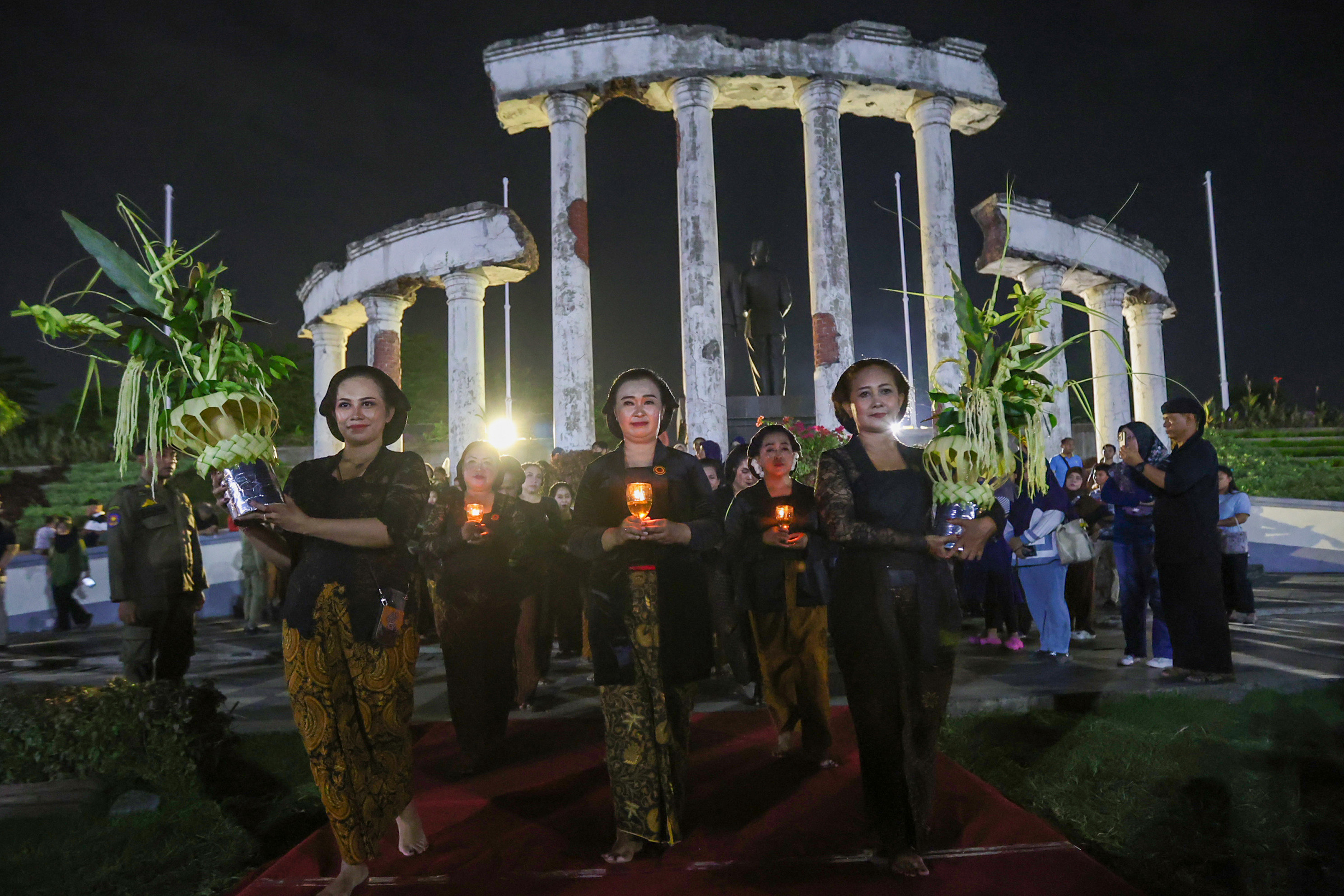 Kegiatan Kirab Budaya dan Ruwat Sekertaning Bumi di Tugu Pahlawan, Rabu (28/5) malam.