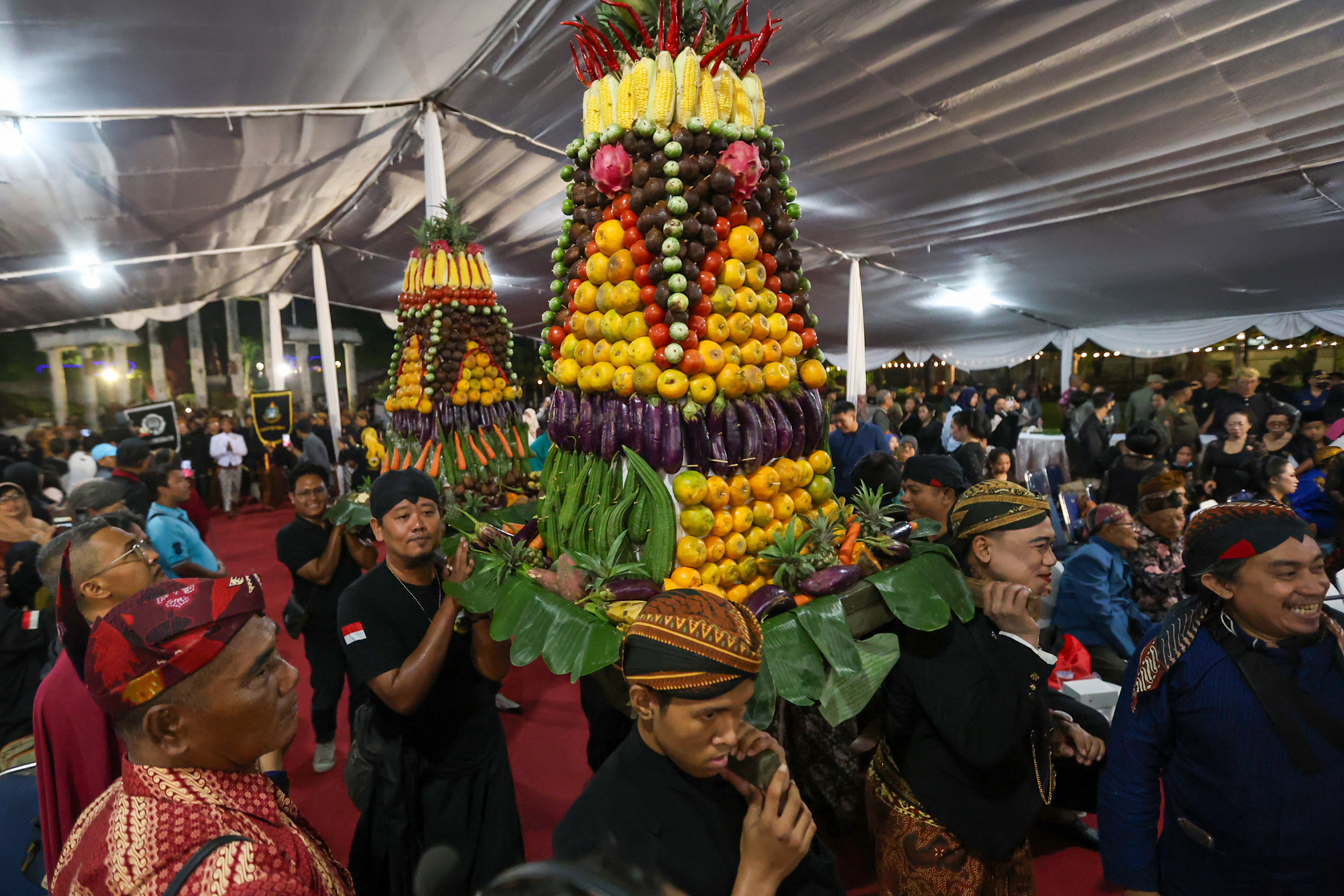 Gunungan tumpeng sebagai lambang kesejahteraan dan harapan juga dihadirkan dalam kegiatan kirab budaya.