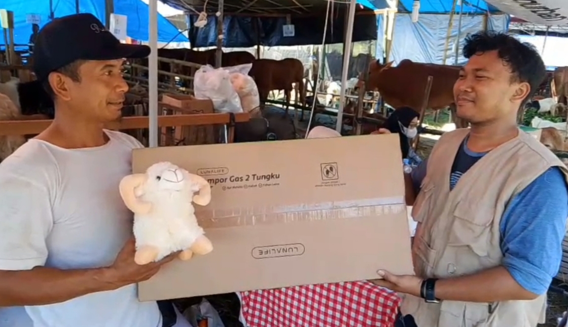 UNIK: Penjual hewan qurban di MERR Surabaya yang menarik minat pembeli dengan hadiah boneka domba dan peralatan rumah tangga setiap pembelian kambing maupun sapi.