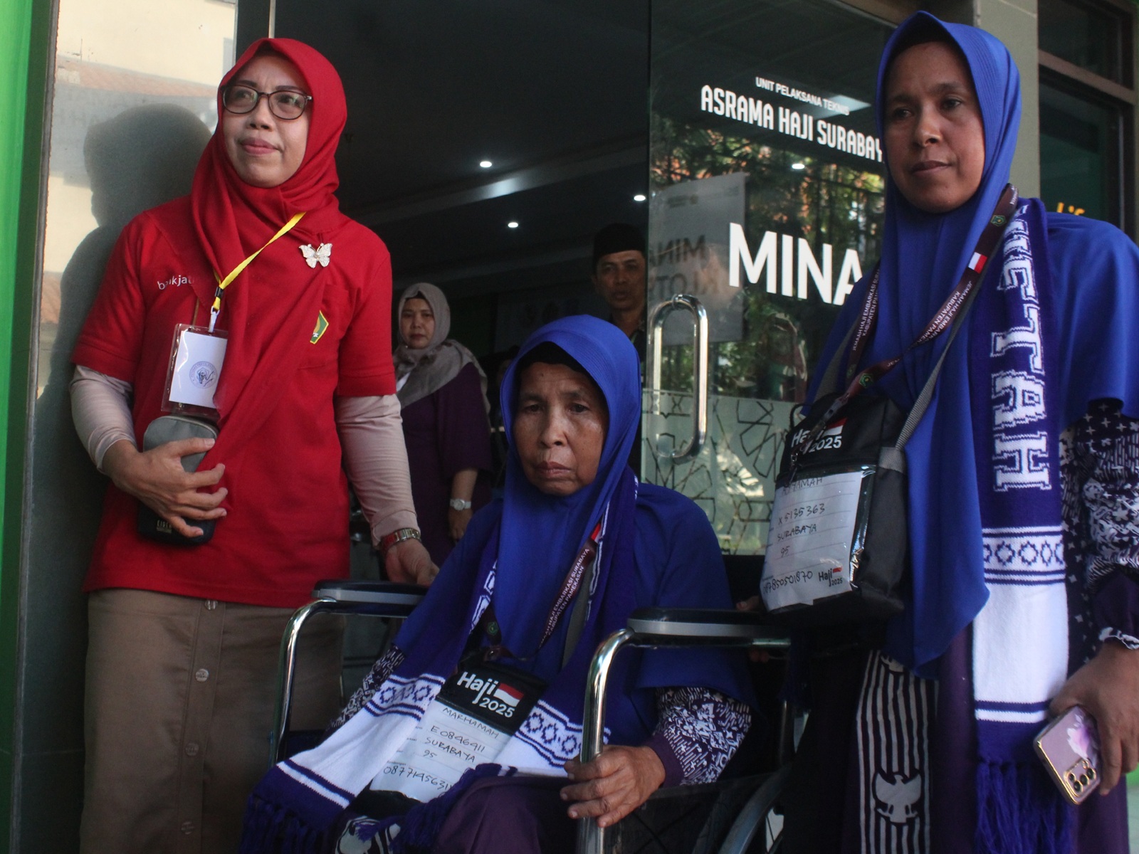 SEHAT: Marhamah, CJH asal Pamekasan yang berusia 104 tahun saat tiba di Embarkasi Surabaya, Kamis (29/5).