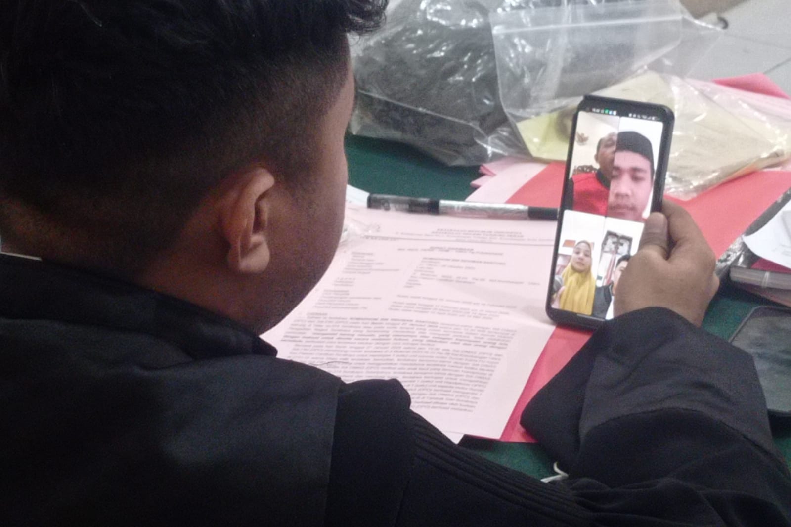 PENCURIAN : Romadhoni saat menjalani sidang lanjutan secara online di PN Surabaya. Ia menjadi terdakwa usai pura-pura beli es teh untuk mencuri HP. (SURYANTO/RADAR SURABAYA)