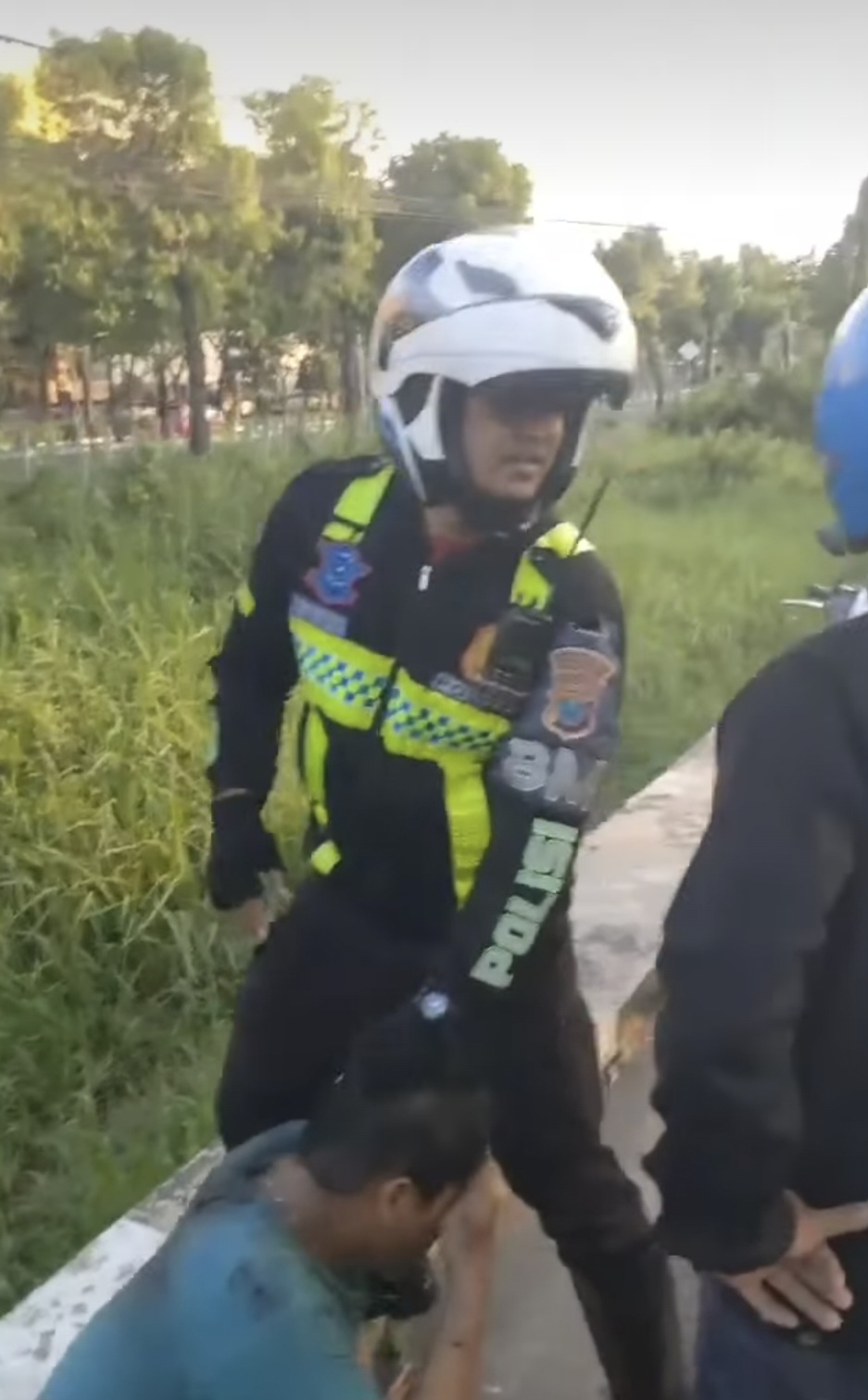 BABAK BELUR : Pelaku curanmor R, usai dihajar massa di Jalan Ahmad Yani, Surabaya. (IST/RADAR SURABAYA)
