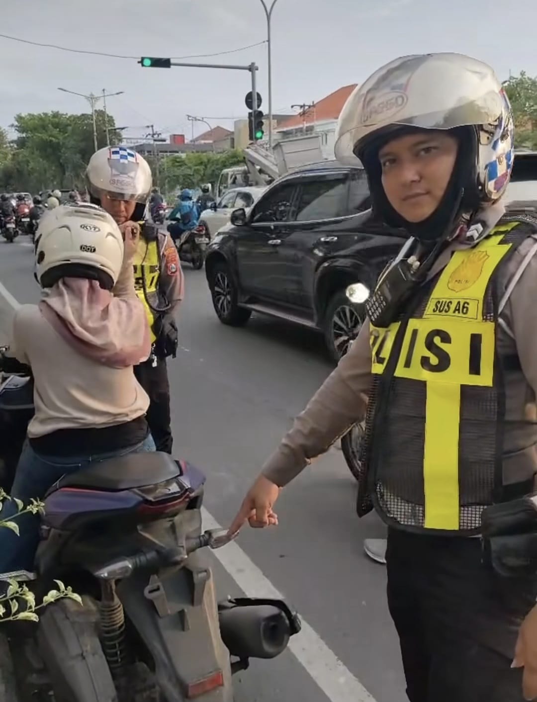 DITINDAK : Timsus Satlantas Polrestabes Surabaya patroli hunting dan menindak pengendara motor yang tidak memakai plat nomor di jalanan Surabaya. (IST/RADAR SURABAYA)