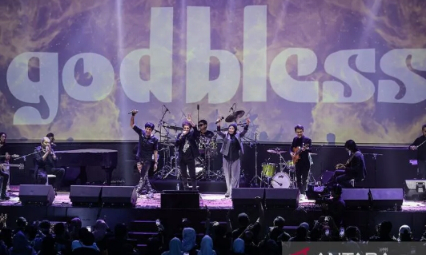 Grup band legendari Godbless bakal memeriahkan laga timnas Indonesia. (IST)