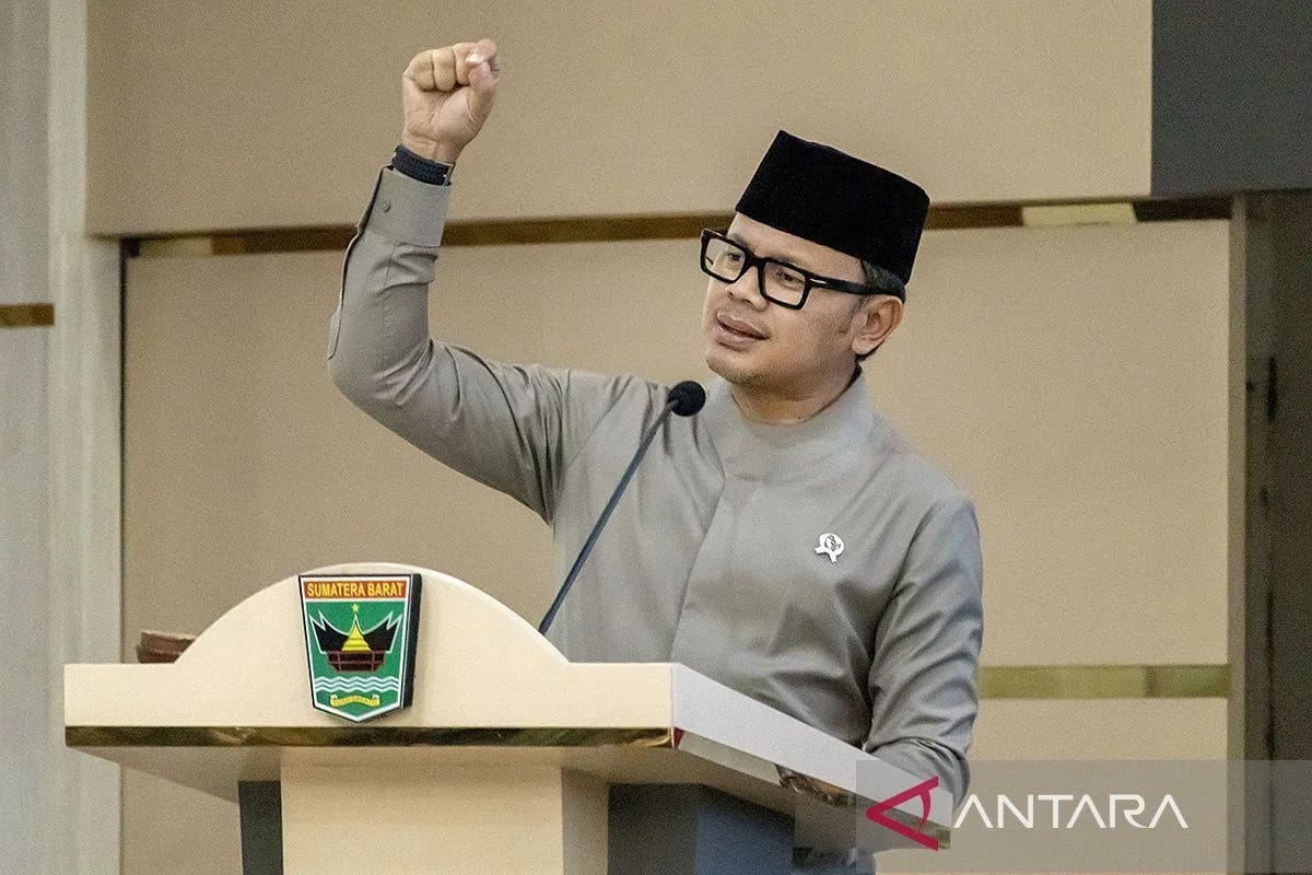 TEGAS : Wamendagri Bima Arya saat berada di Kantor Gubernur Sumbar, Padang. Ia mendukung kepala daerah pidanakan ormas yang meresahkan masyarakat. (ANTARA/RADAR SURABAYA)