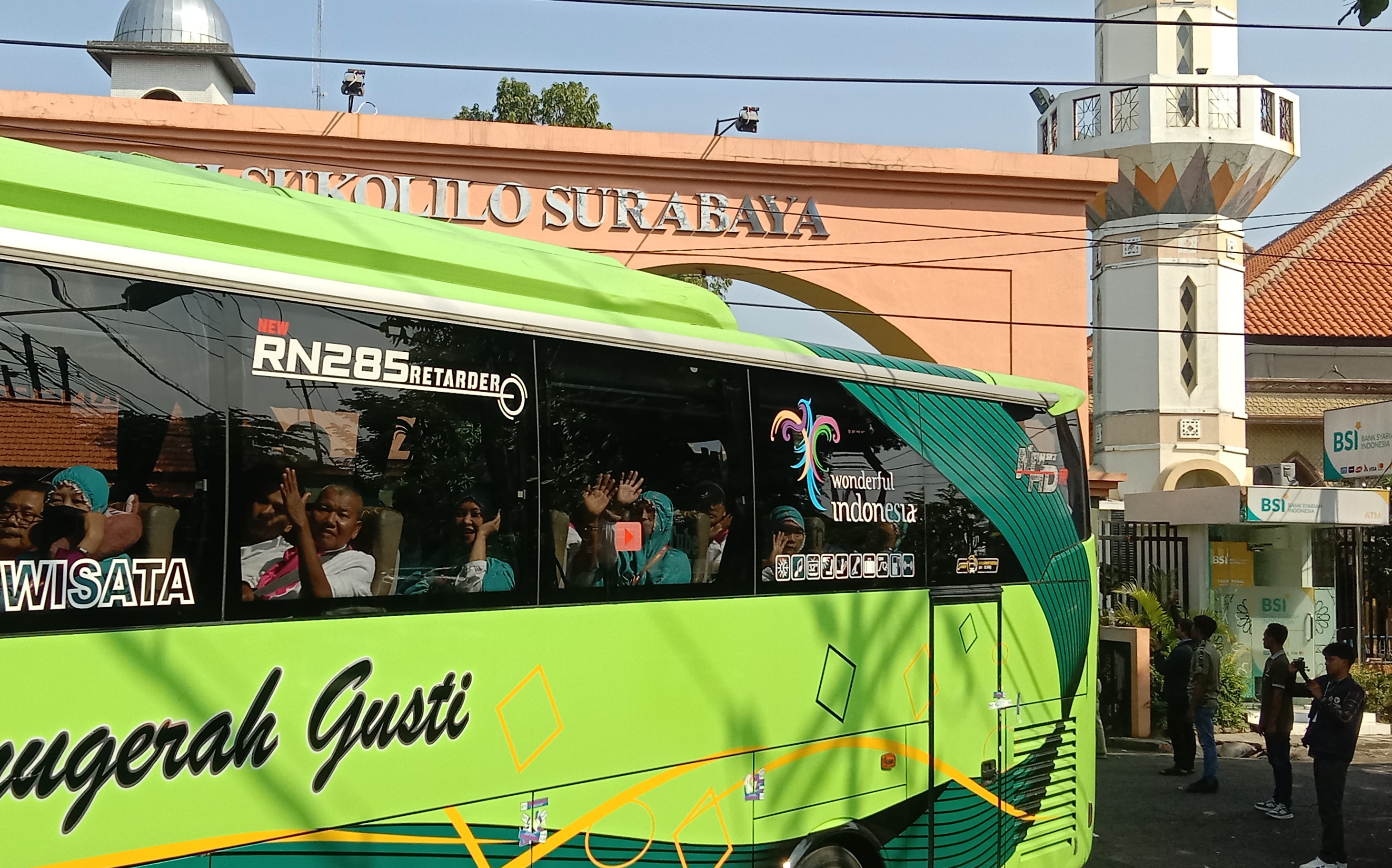 PAMUNGKAS: Bus yang mengantarkan calon jemaah haji kloter 96, Jumat (30/5), keluar dari Asrama Haji Embarkasi Surabaya menuju ke Bandara Juanda untuk terbang ke Tanah Suci.