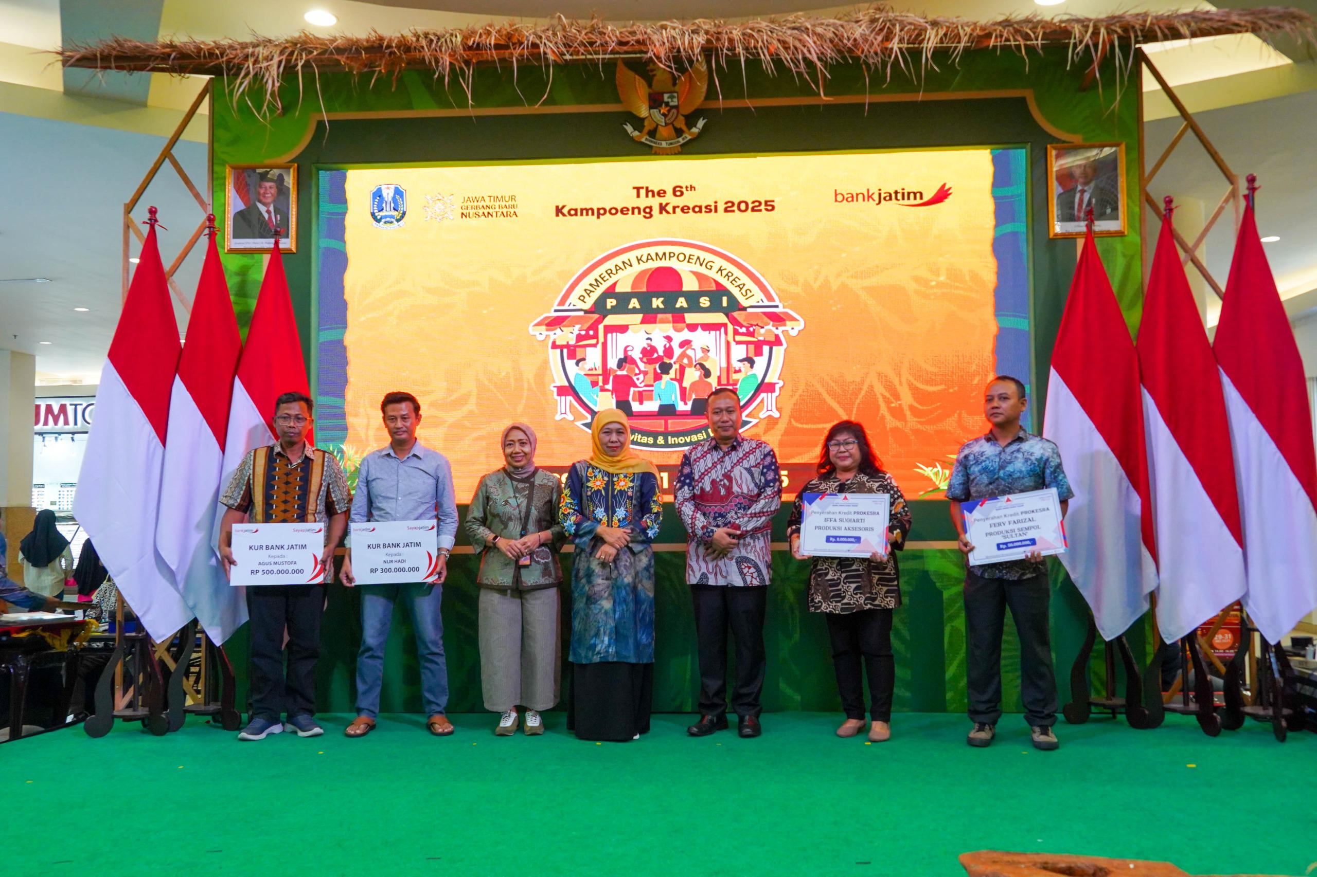 Gubernur Jatim Khofifah Indar Parawansa dan Direktur Kepatuhan Bank Jatim Umi Rodiyah kepada dua nasabah Bank Jatim saat seremonial penyerahan KUR dalam kegiatan PAKASI 2025.