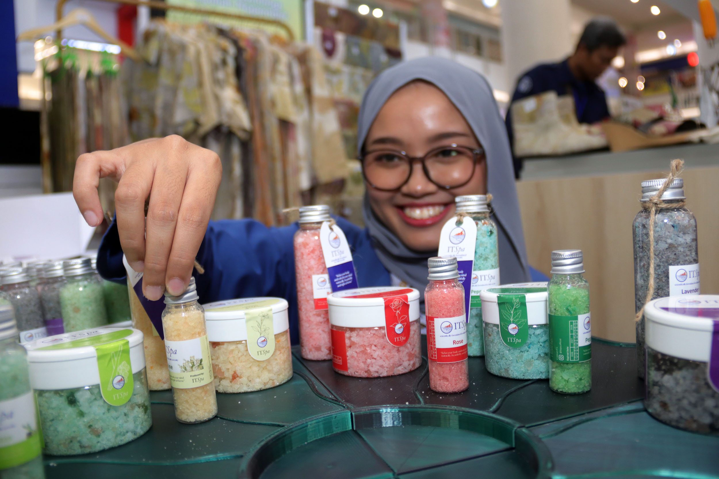 GARAM RELAKSASI: Salah satu peneliti menunjukkan garam laut yang dibuat untuk relaksasi, dengan berbagai varian aroma, dalam pameran produk kreatif di Royal Plaza Surabaya.