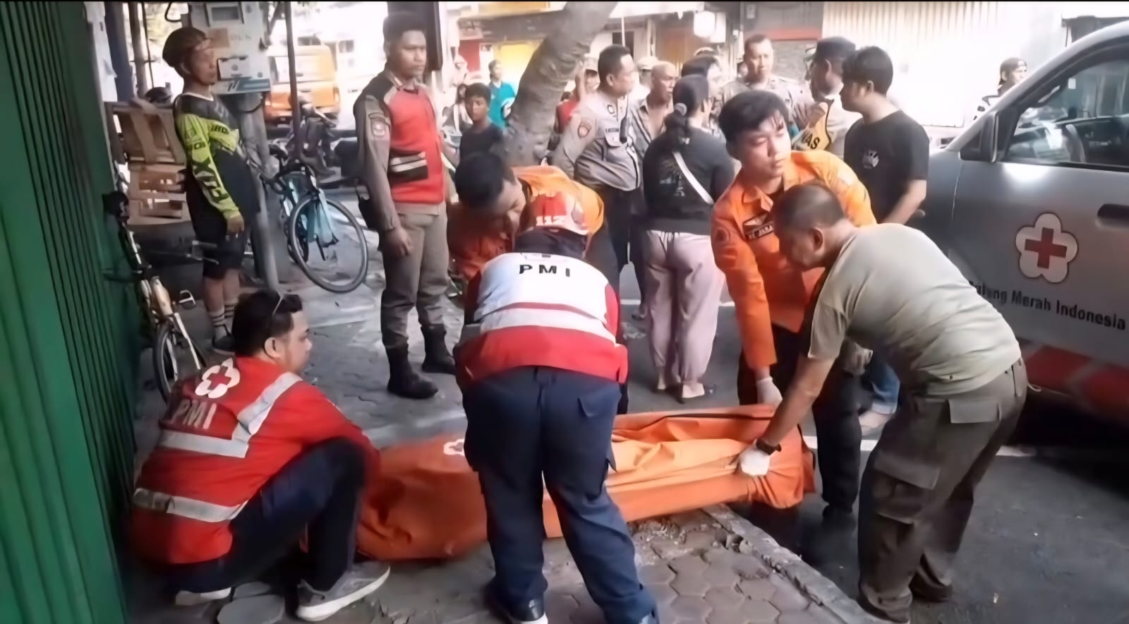 MENDADAK : Petugas gabungan mengevakuasi mayat lansia pengayuh sepeda H untuk dibawa ke ambulans menuju RSUD Dr Soetomo, Surabaya Sabtu (31/5). (IST/RADAR SURABAYA)