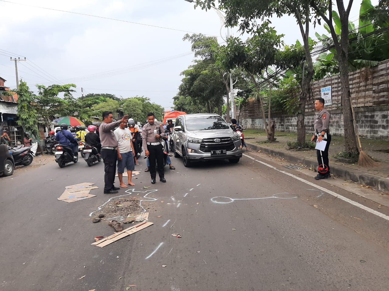 NAHAS : Petugas melakukan olah TKP di lokasi kecelakaan truk dan sepeda motor di Jalan Tanjungsari, Surabaya, Sabtu (31/5). (IST/RADAR SURABAYA)