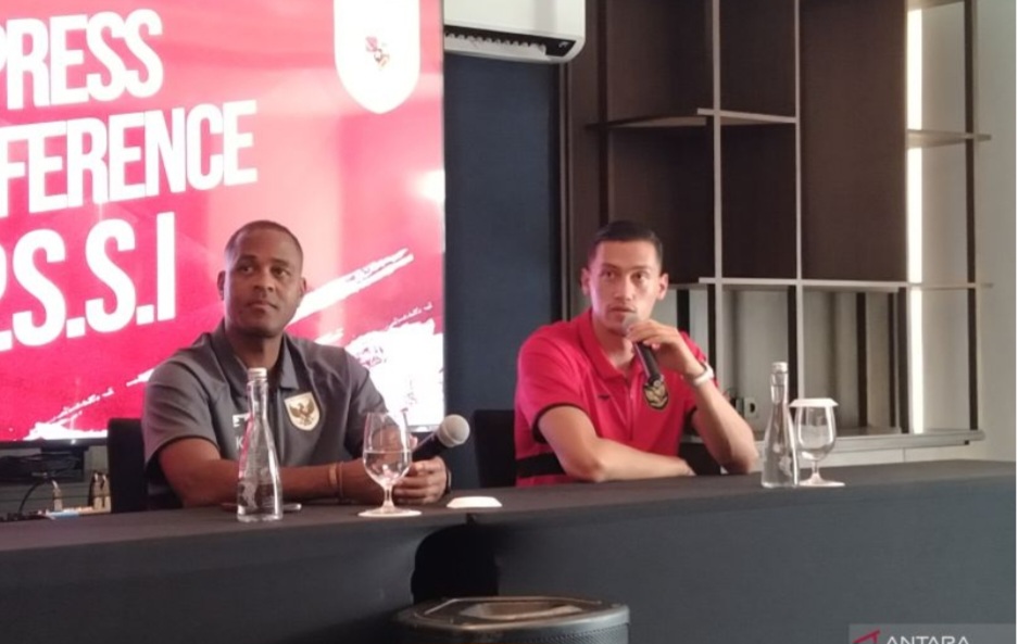 Pelatih Timnas Indonesia Patrick Kluivert (kiri) dan Kapten Tim Nasional (Timnas) Indonesia Jay Idzes di sela jumpa pers setelah menyesaikan pemusatan latihan di Denpasar, Bali, Minggu (1/6/2025).