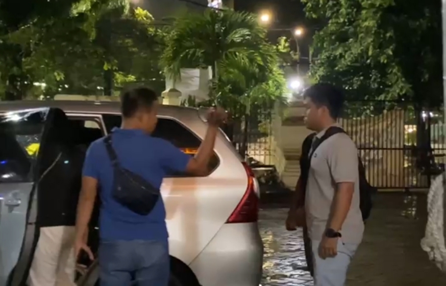 DIAMANKAN : Petugas saat mengevakuasi korban dugaan penyekapan di Kedung Anyar, Surabaya. Unit PPA dalami kemungkinan TPPO dalam kasus ini. (IST/RADAR SURABAYA)