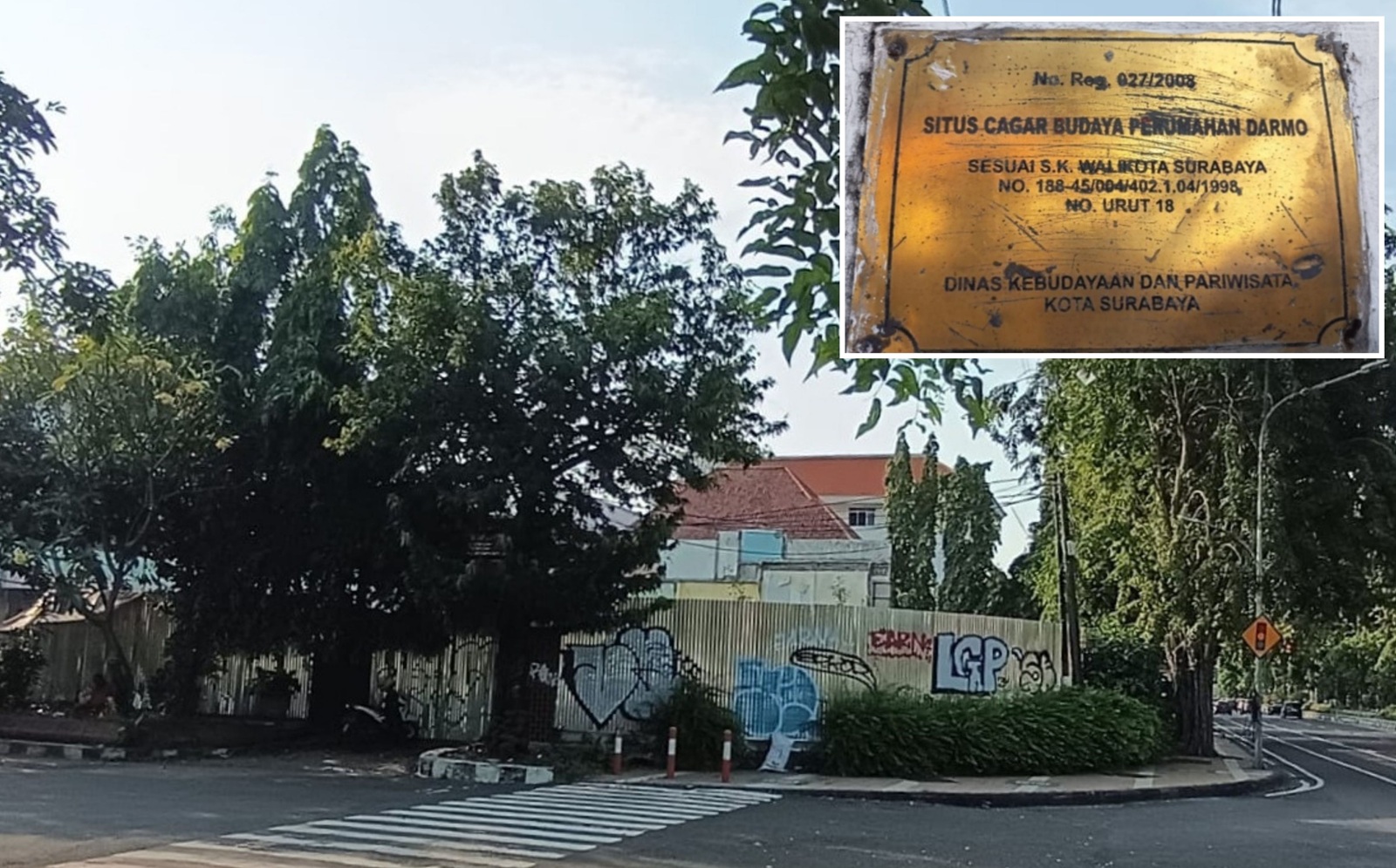 Lokasi bangunan di kawasan Cagar Budaya Jalan Raya Darmo 30, Surabaya yang telah dibongkar, plakat cagar budaya di bangunan Kawasan cagar budaya (inset).