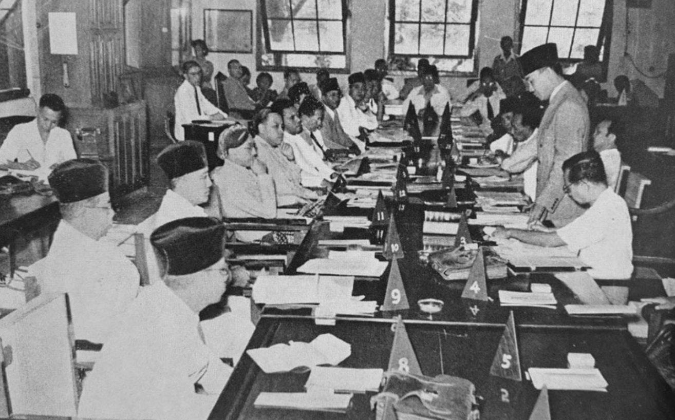 Sidang BPUPKI pada awal 1945 merumuskan dasar negara hingga diperkenalkannya konsep Pancasila sebagai dasar negara.